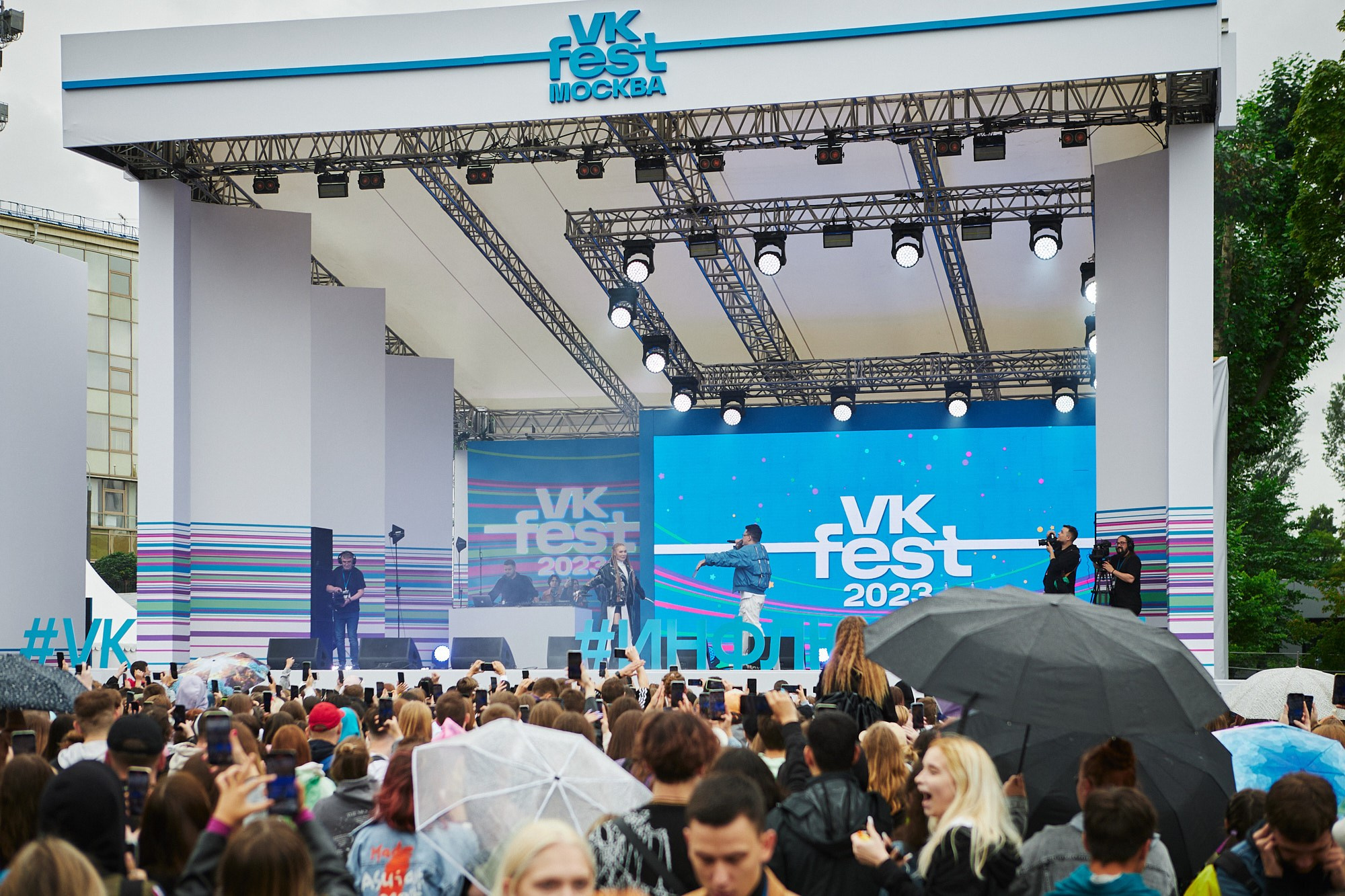 фотограф на концерте — сцена и публика