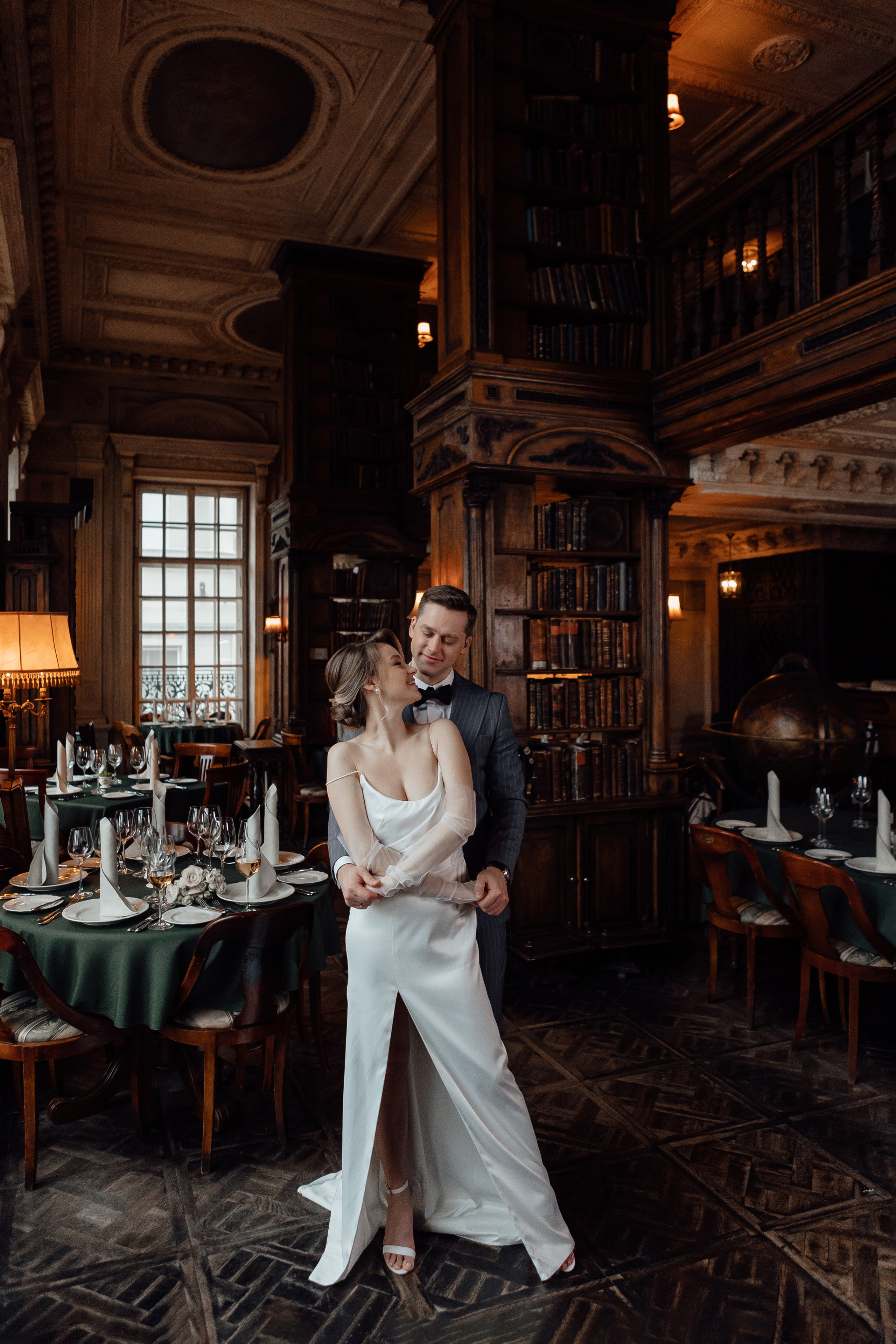 Свадебная фотосессия в Кафе Пушкинъ. Свадебный фотограф в Москве Дарья Олендарёва