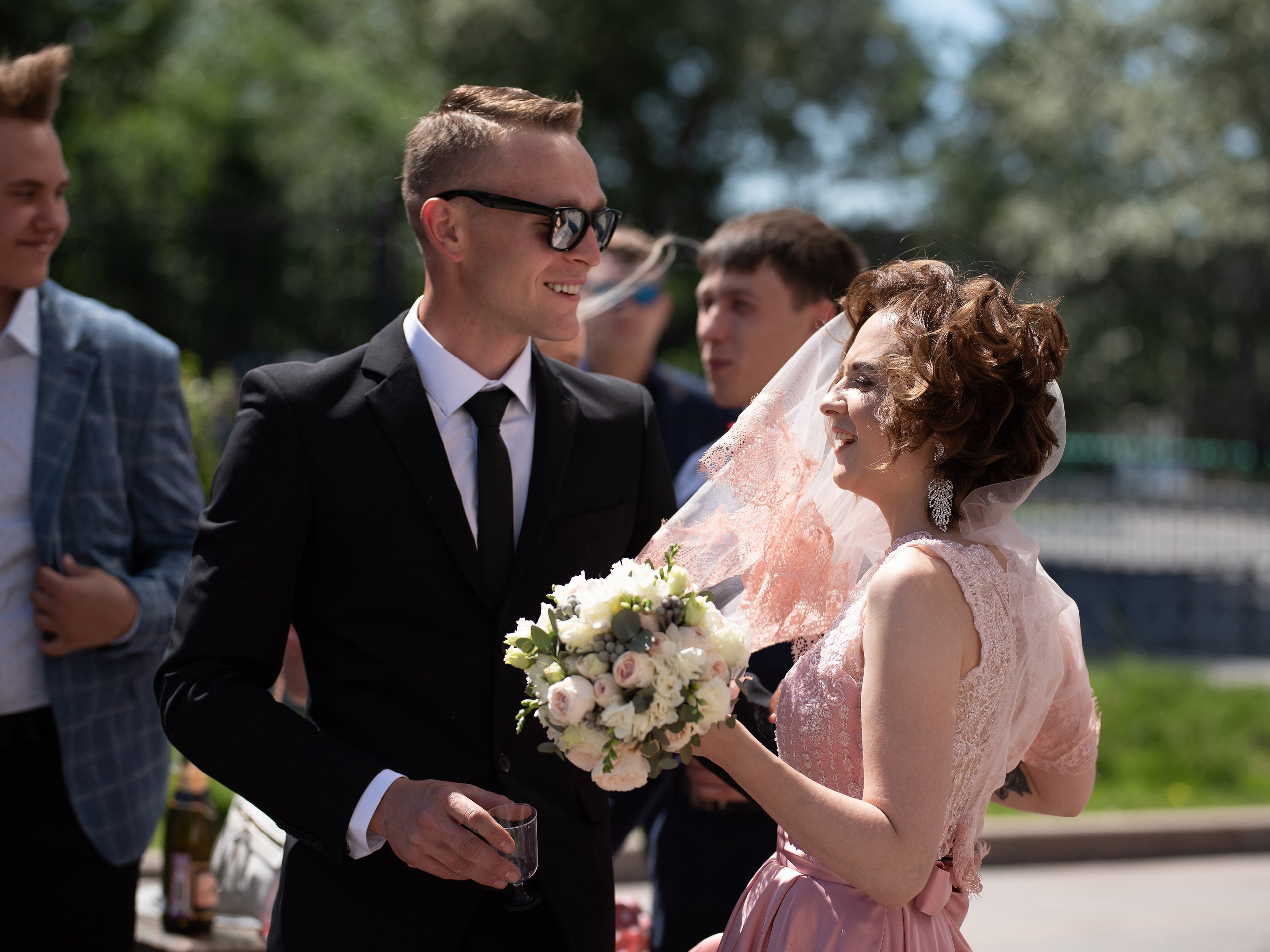 Свадебный фотограф поймал момент в разговоре жениха и невесты.