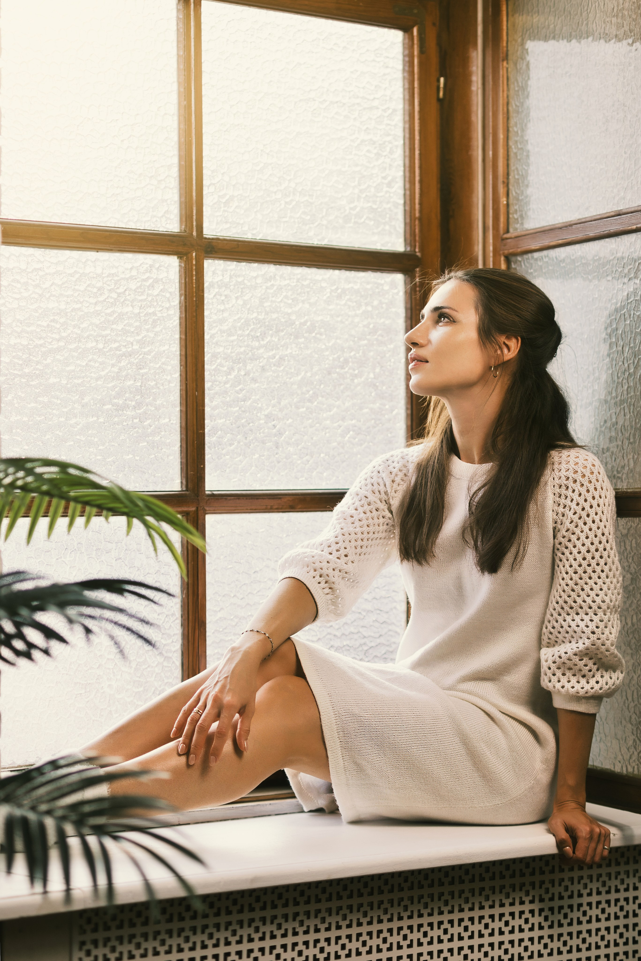 У окна. Фотограф Денис Кривопусков