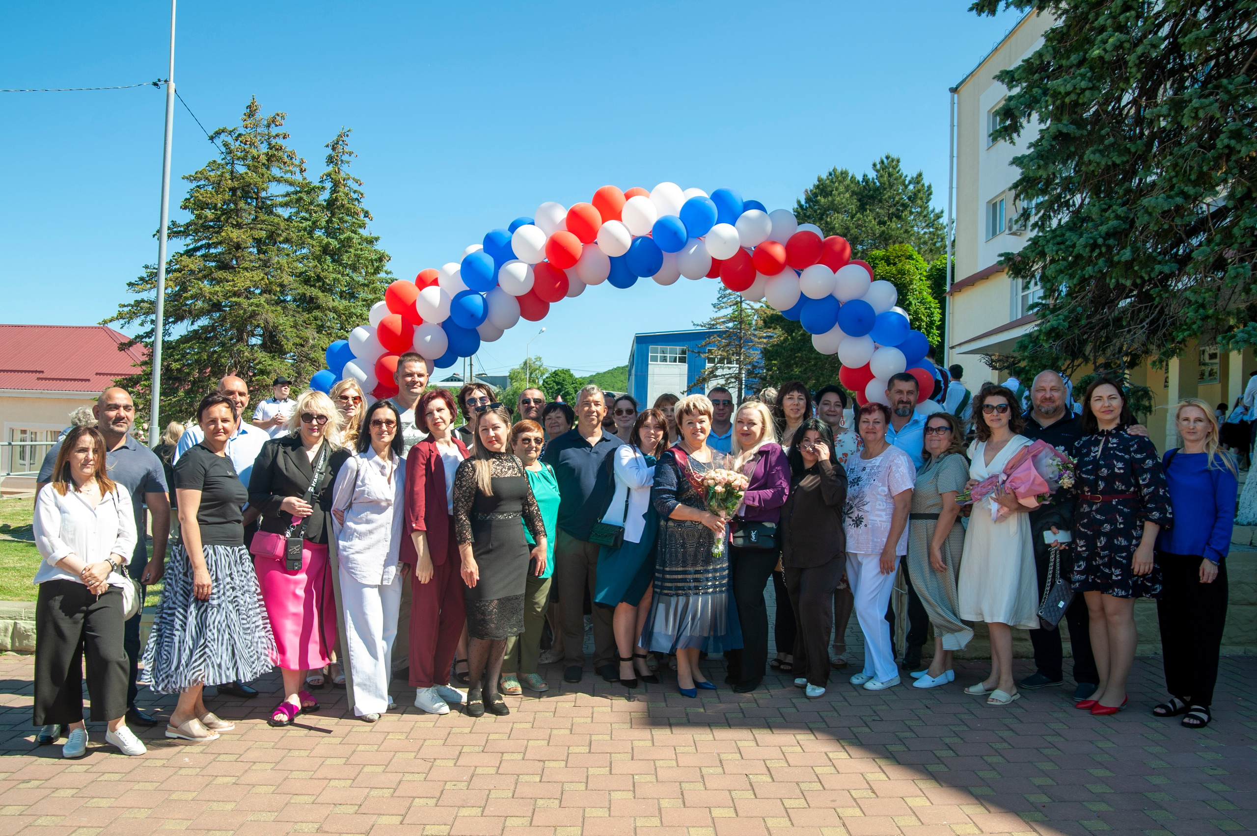 Последний Звонок МАОУ СОШ № 17 им. Эдуарда Есаяна — Архипо-Осиповка. Свадебный и семейный фотограф Денис Лукьянов в Краснодаре, Краснодарском крае и Республике Крым