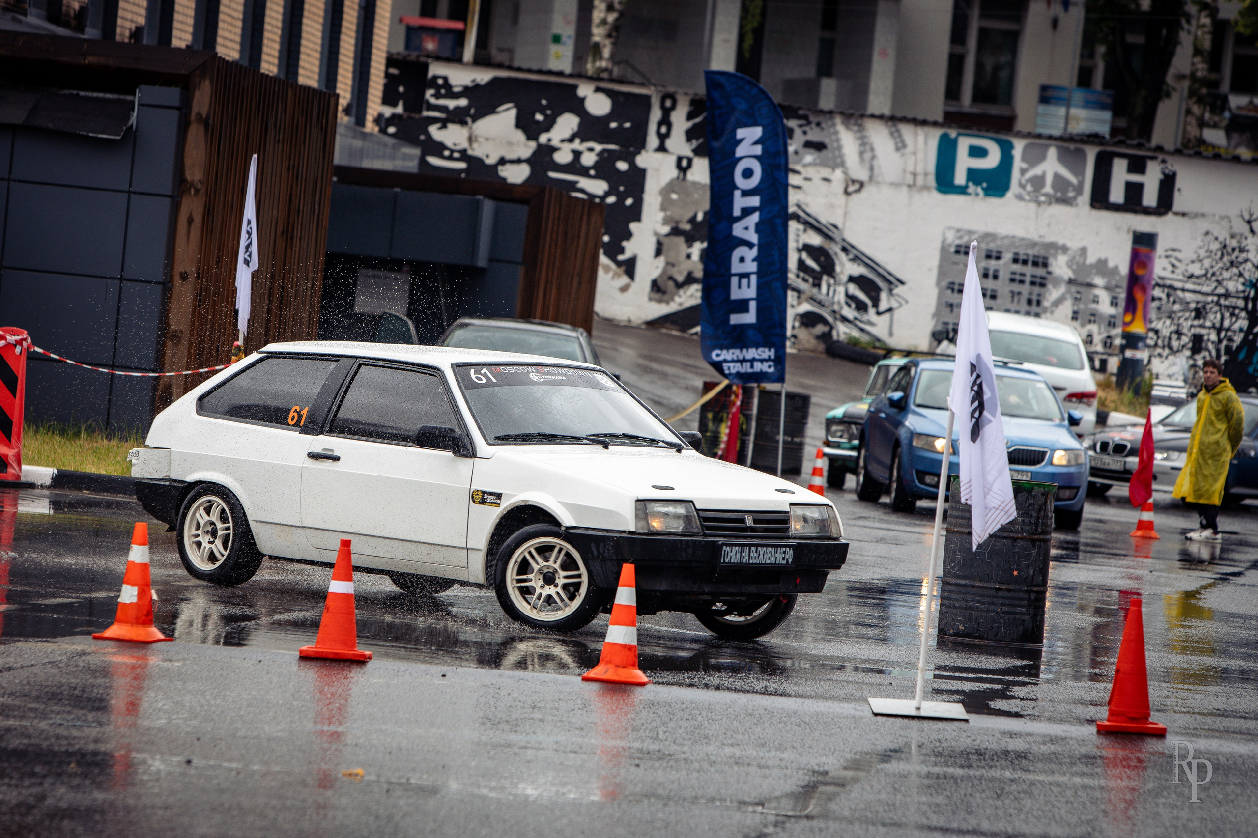 SHOWDOWN. Rusty Photographer