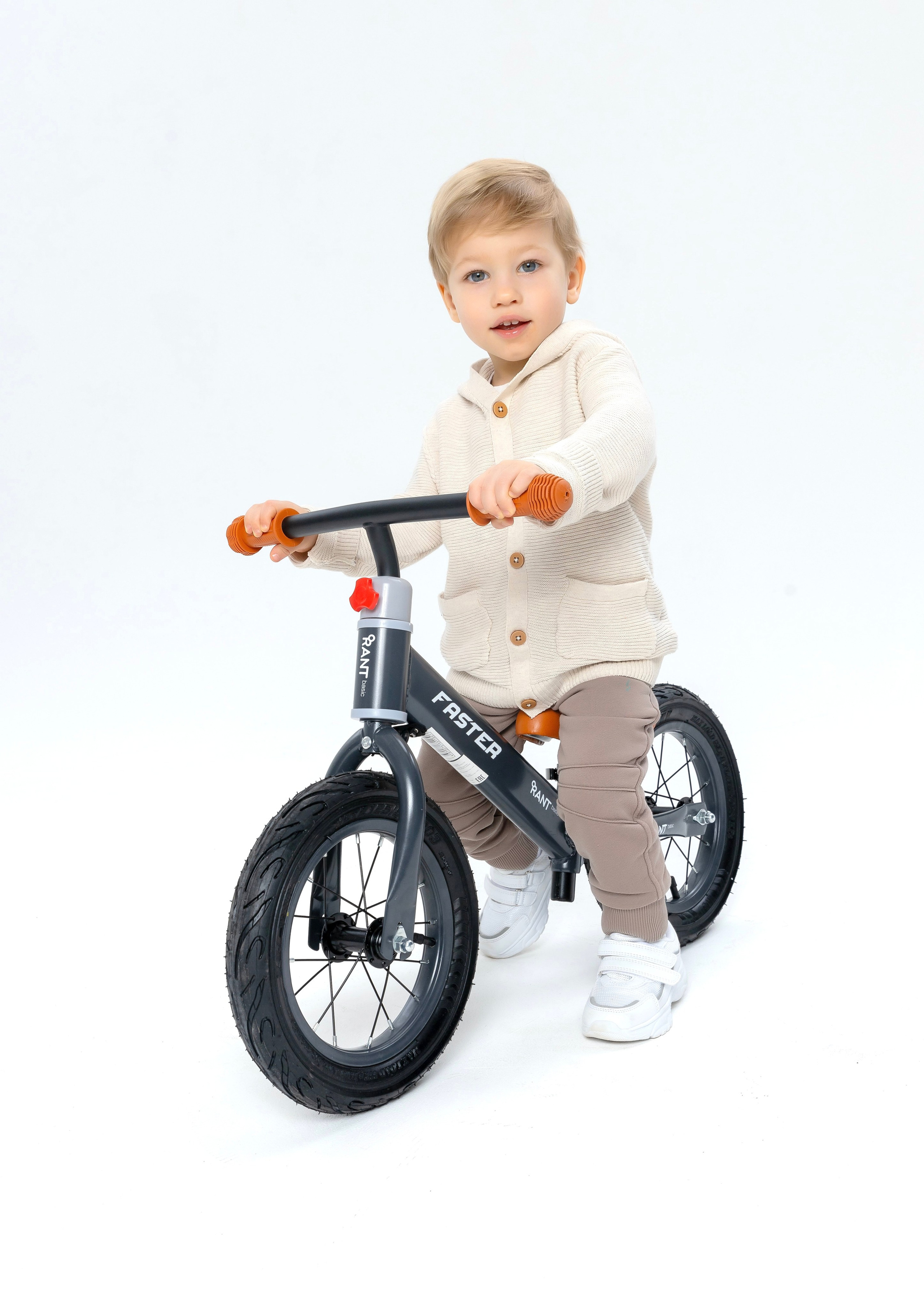 Модель ребенок мальчик для маркетплейсов — Андрей. ТМ Продакшн — Съемка для маркетплейсов в Москве