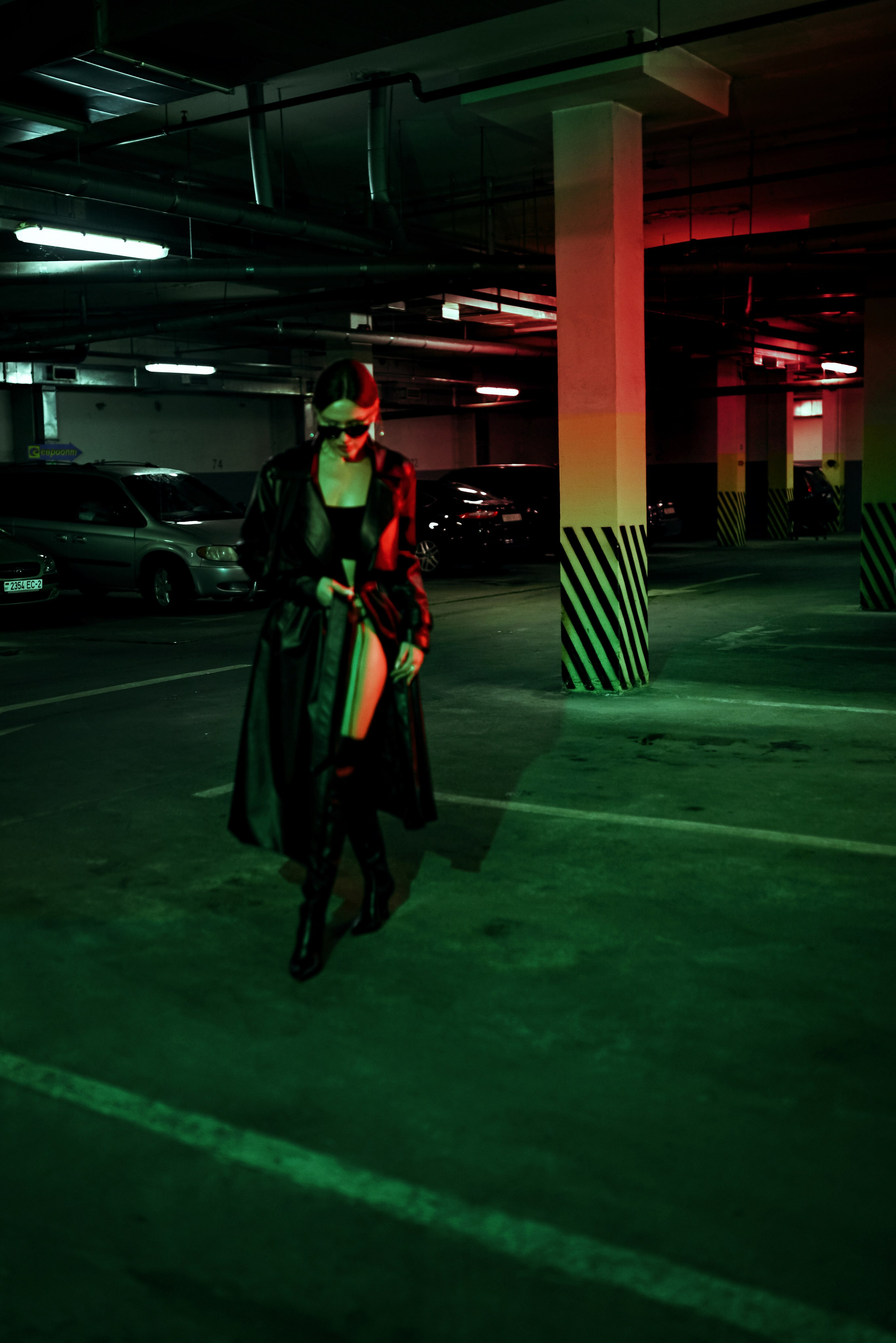 Фотосессия в белье и плаще на парковке с машиной