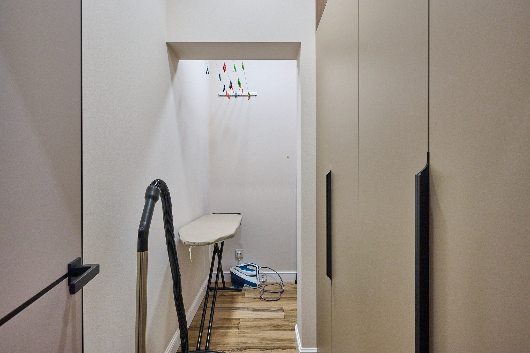 гардеробная с белыми шкафами 