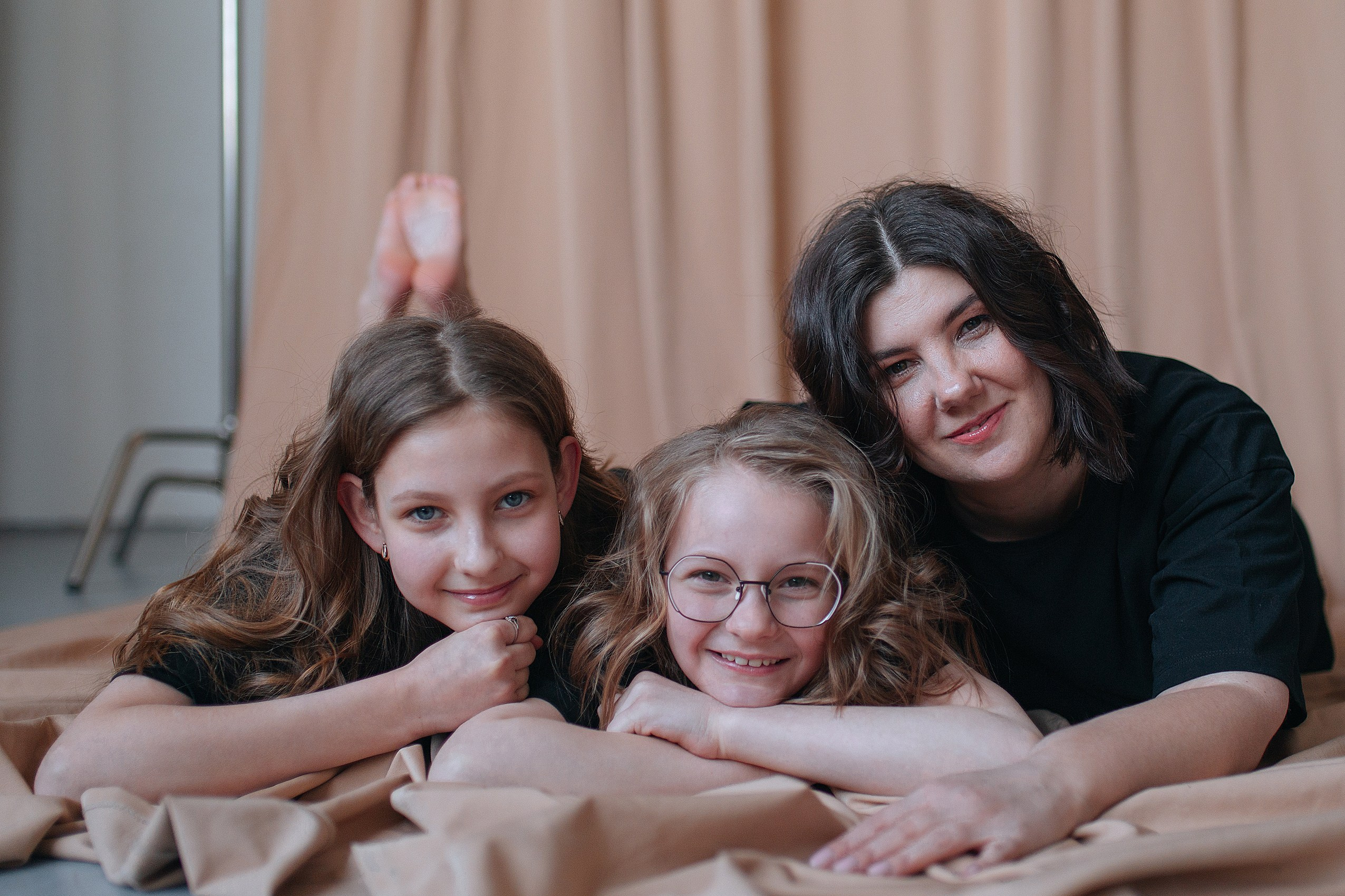 Фотосессия мама с дочками в стиле минимализм. Семейный фотограф Дарья Едапина Новосибирск. Фотограф Дарья Едапина Новосибирск