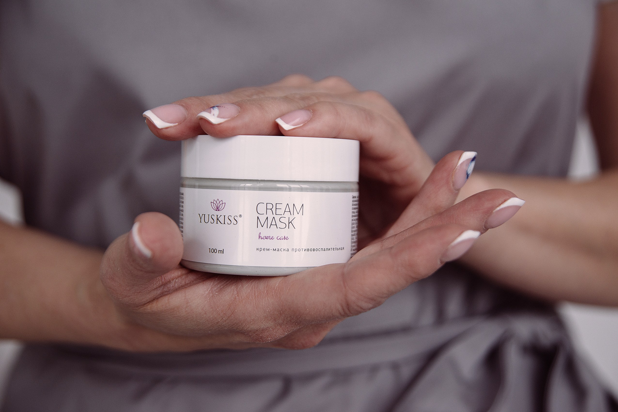 Контент фотографии для инстаграм мастера по шугарингу в студии. Контент фотограф Дарья Едапина Новосибирск. Фотограф Дарья Едапина Новосибирск