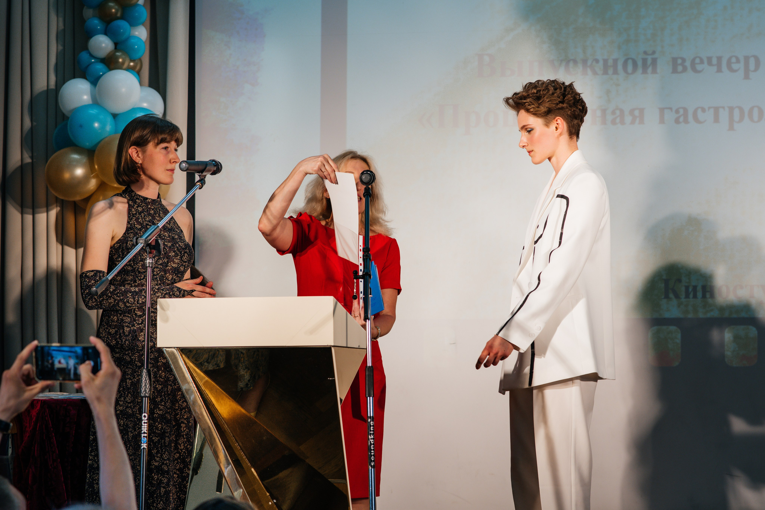 Вручение аттестатов. Выпускные альбомы в Подольске Москве и МО