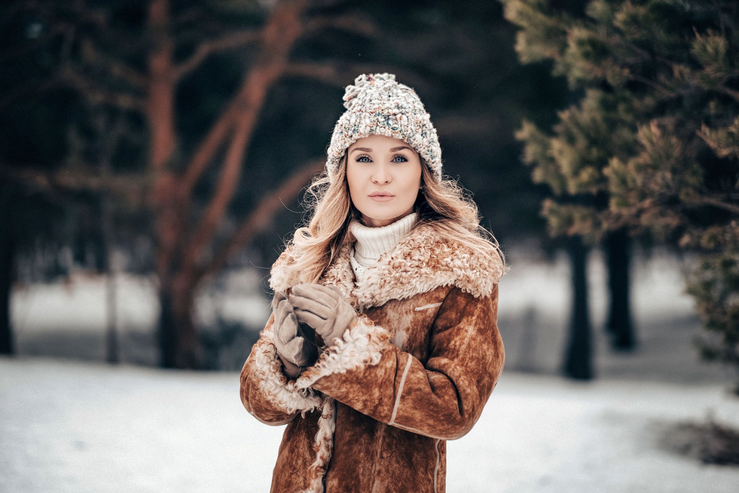 Фотосессии зимой на Яграх в Северодвинске. Девушка в шубе среди соснового бора. Идеи зимних фотосессии. 