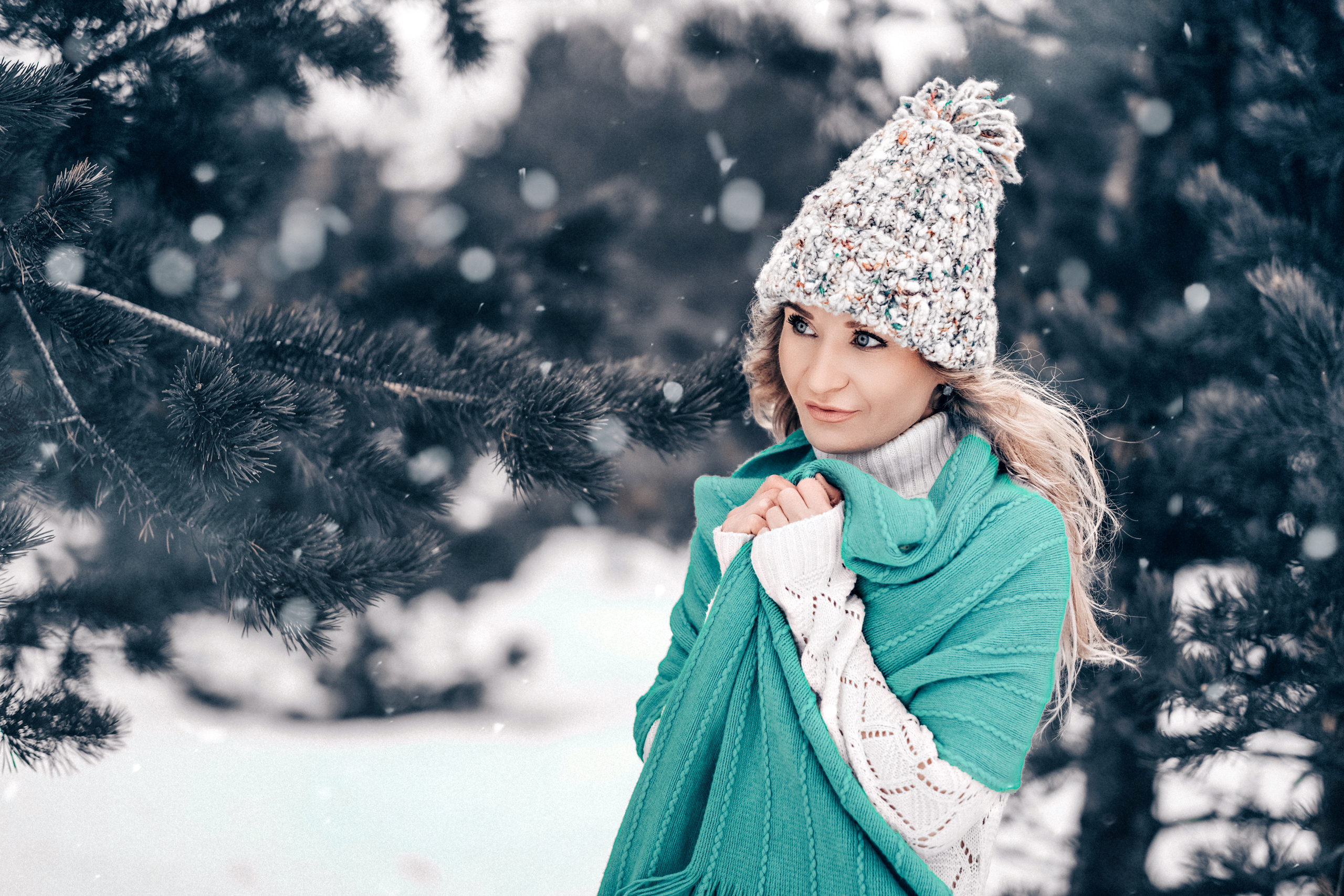 Фотосессии зимой на Яграх в Северодвинске. Девушка в свитере среди соснового бора. Идеи зимних фотосессии. 