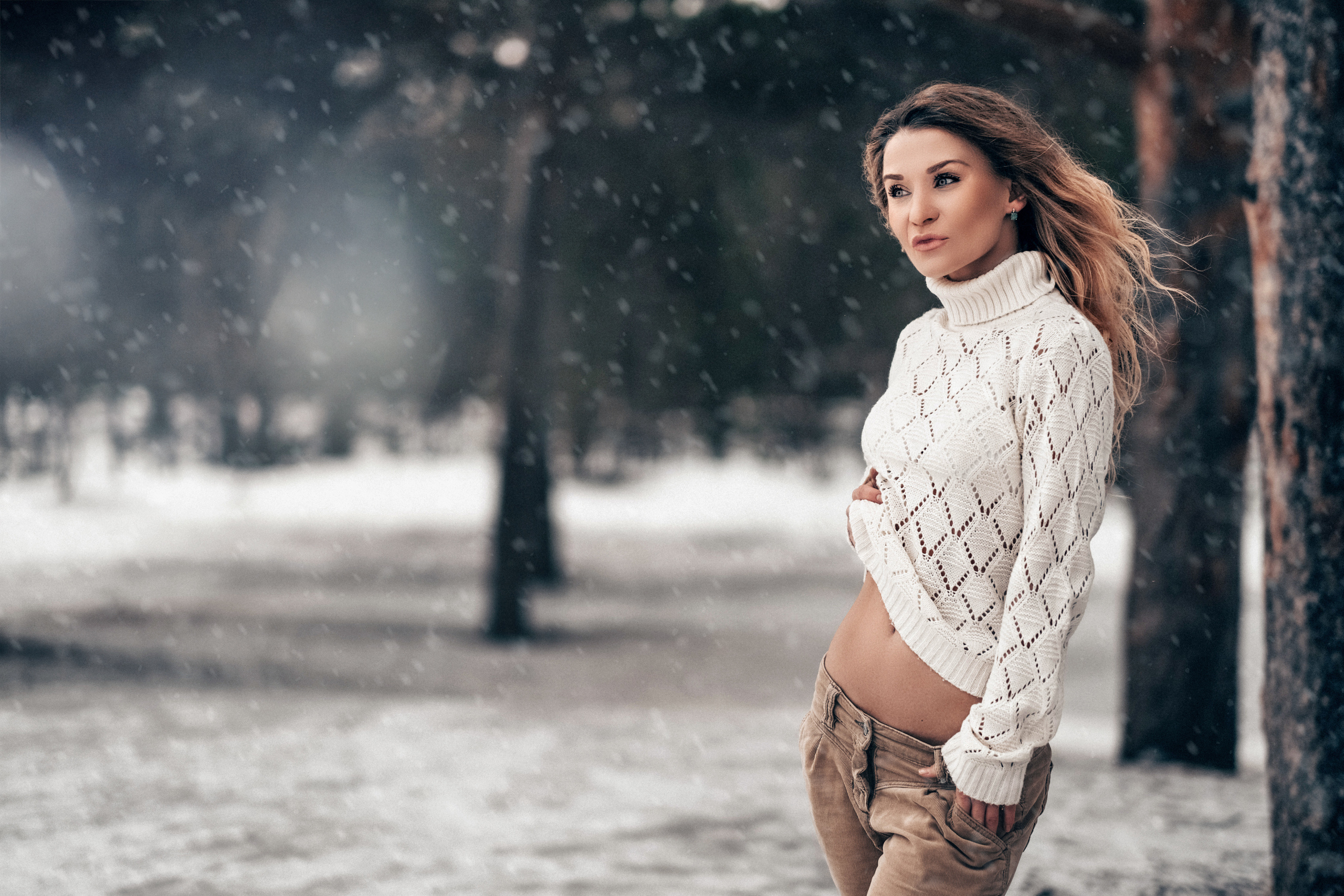 Фотосессии зимой на Яграх в Северодвинске. Девушка в свитере среди соснового бора. Идеи зимних фотосессии. 