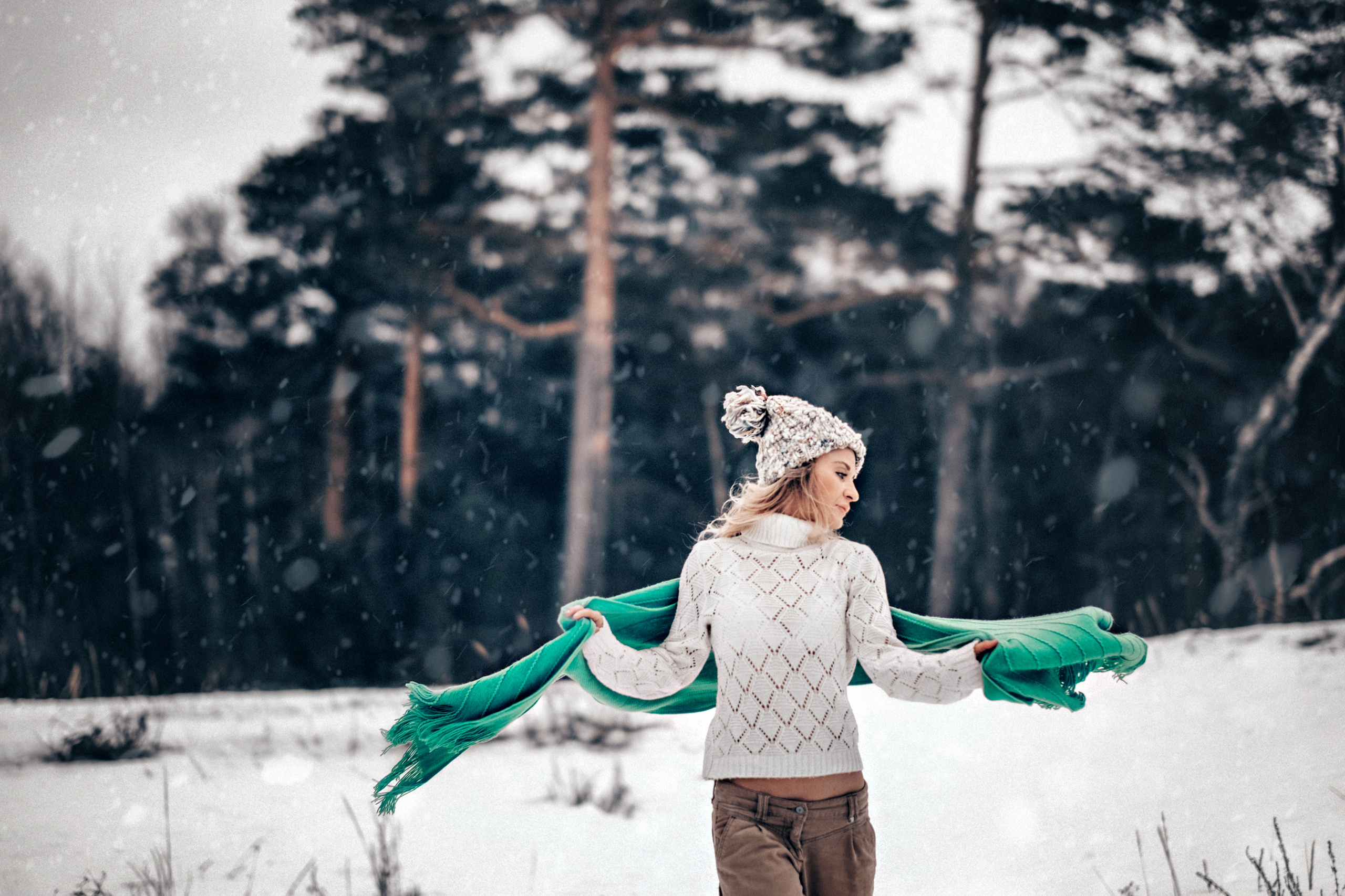 Фотосессии зимой на Яграх в Северодвинске. Девушка в свитере среди соснового бора. Идеи зимних фотосессии. 