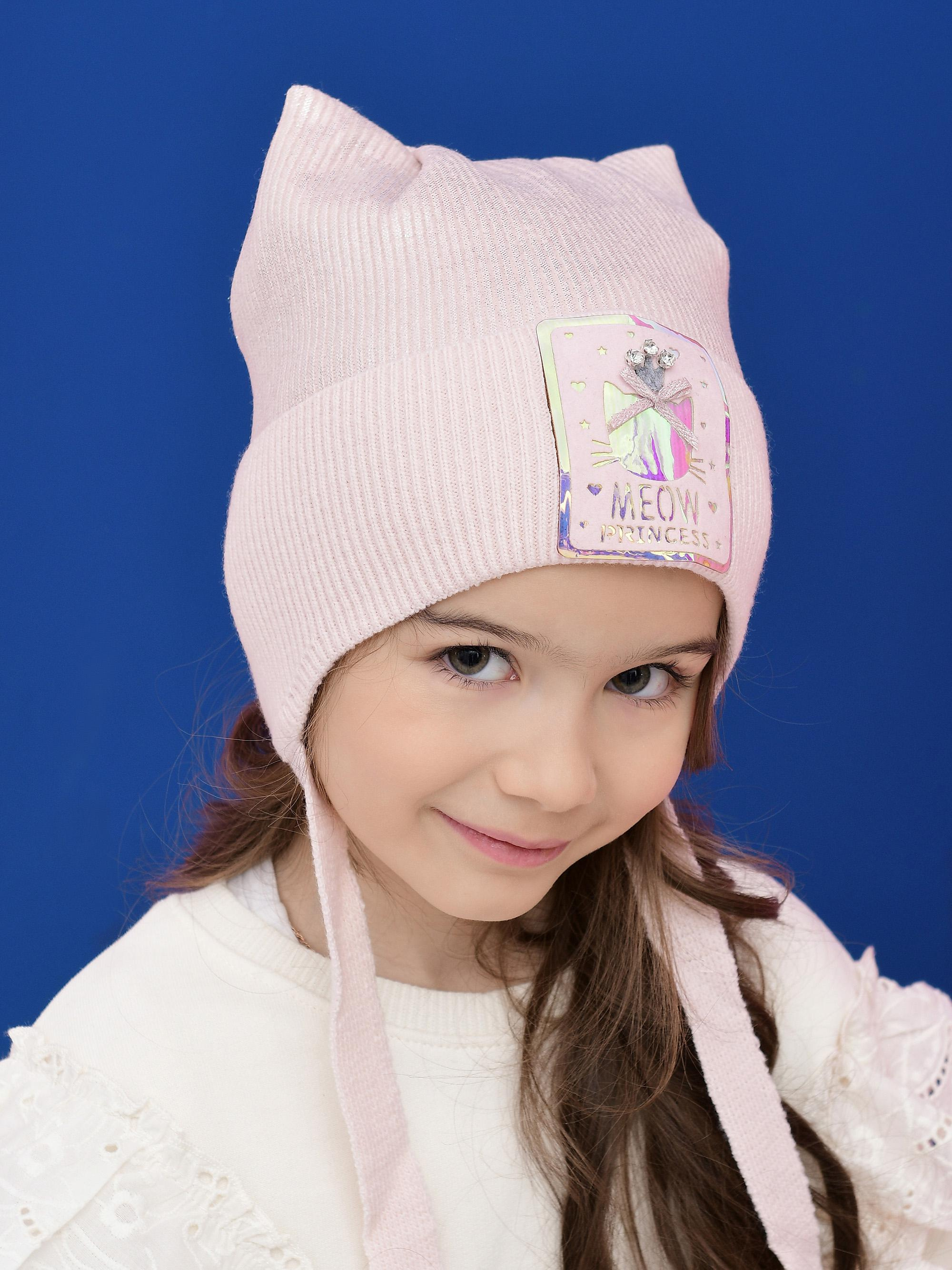 Шапка для детей на модели на синем фоне.