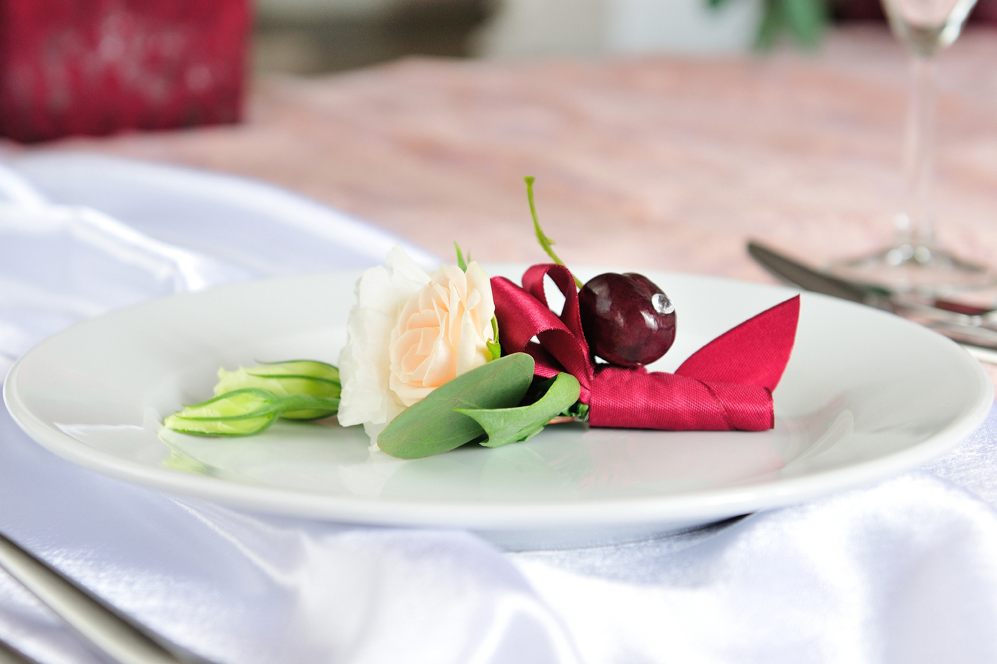 Тарелка с вишенкой