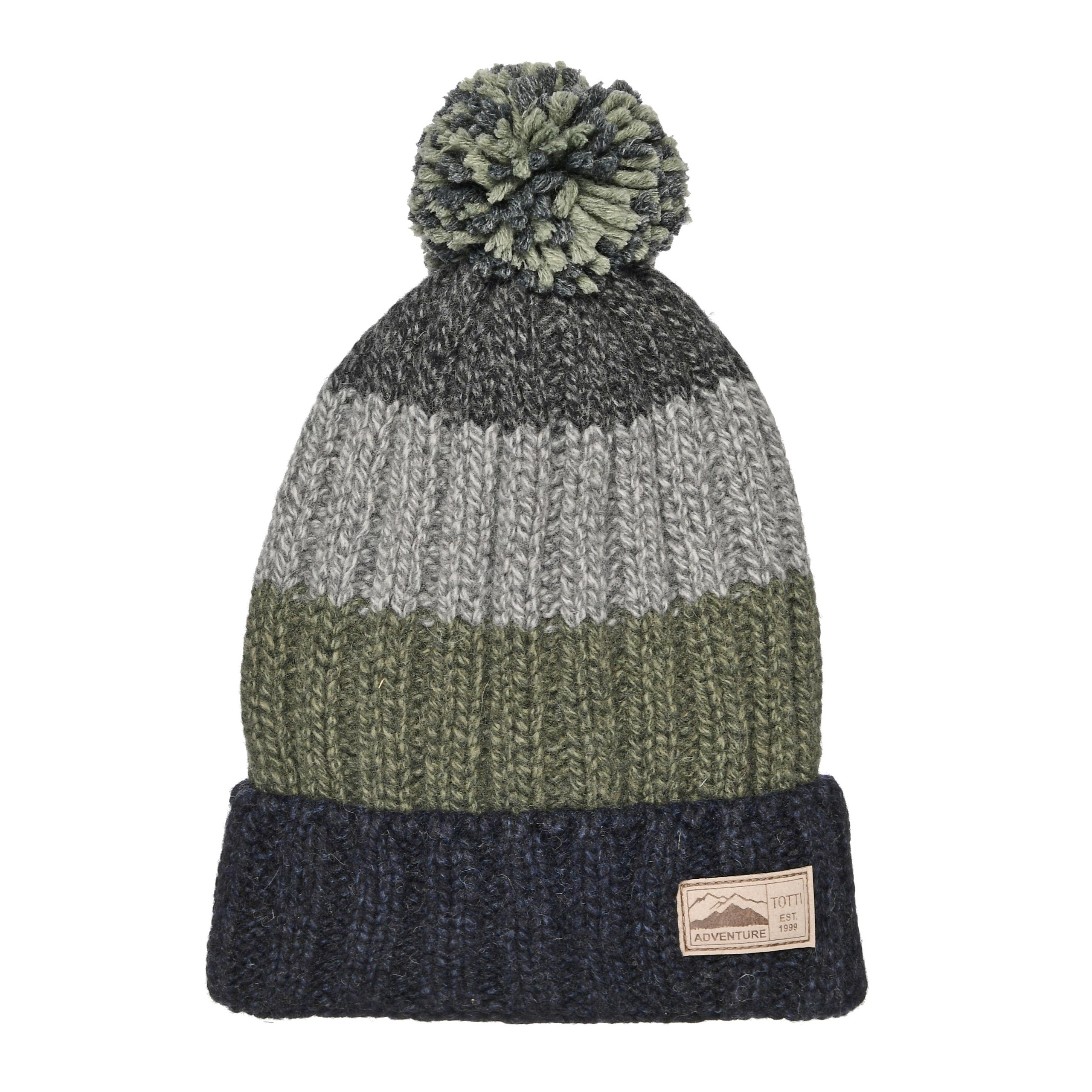 Шапка детская зеленая с помпоном на белом фоне.