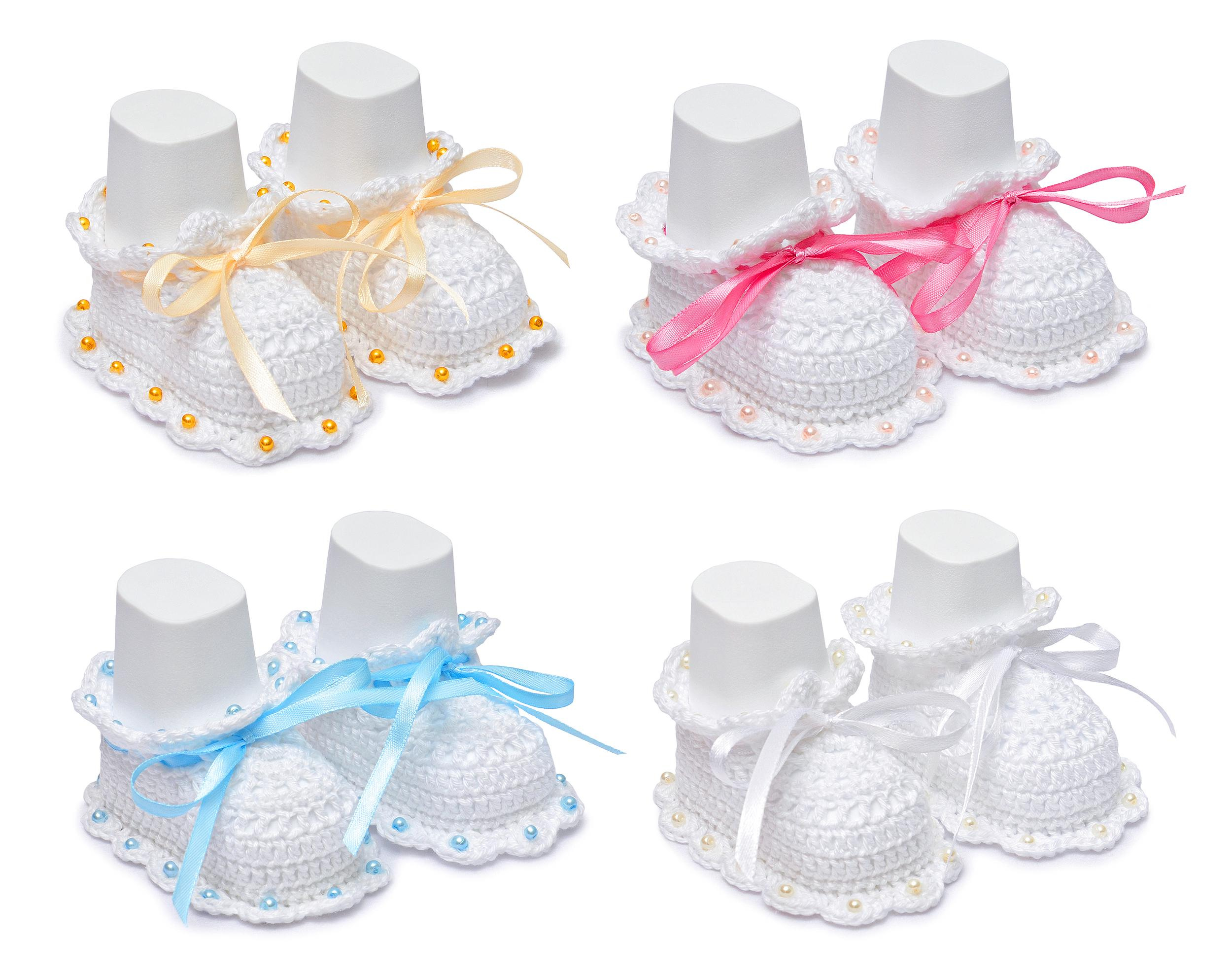 Белые пинетки вязаные крючком с розовым, голубым жёлтым белым бантиком для новорождённых.