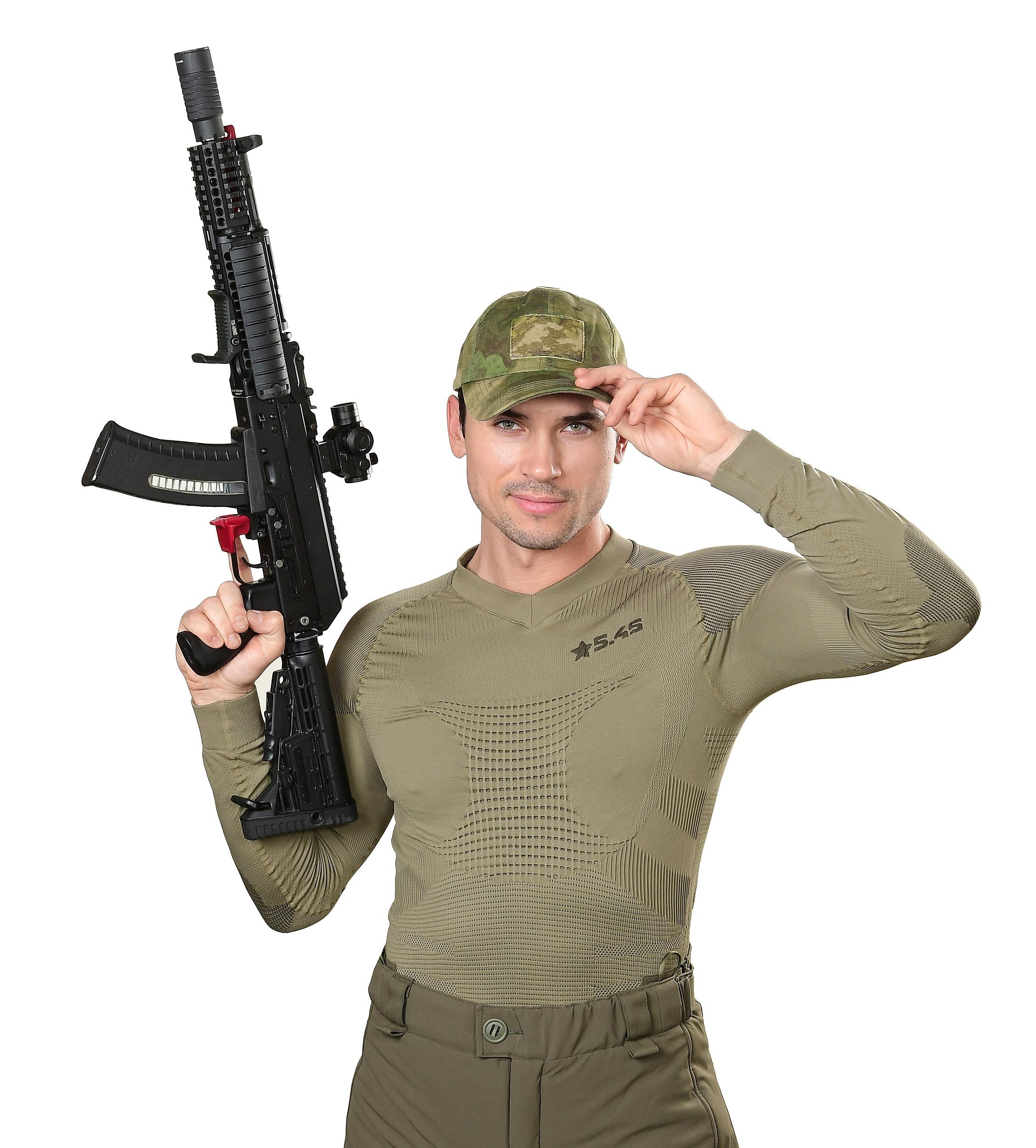 Солдат с автоматом в руках на белом фоне