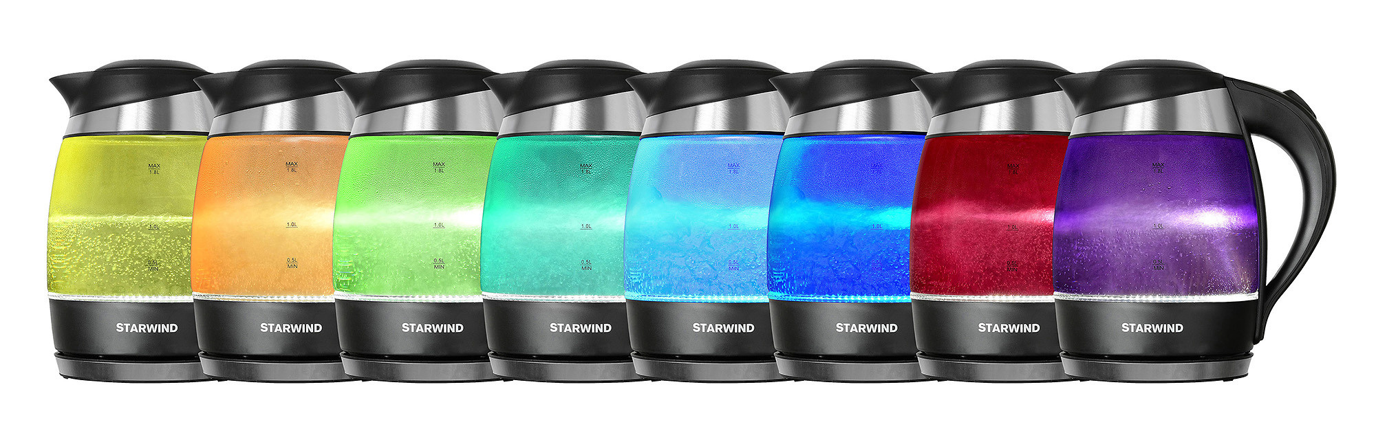  несколько цветных электрических чайников, стоящих в ряд на белом фоне