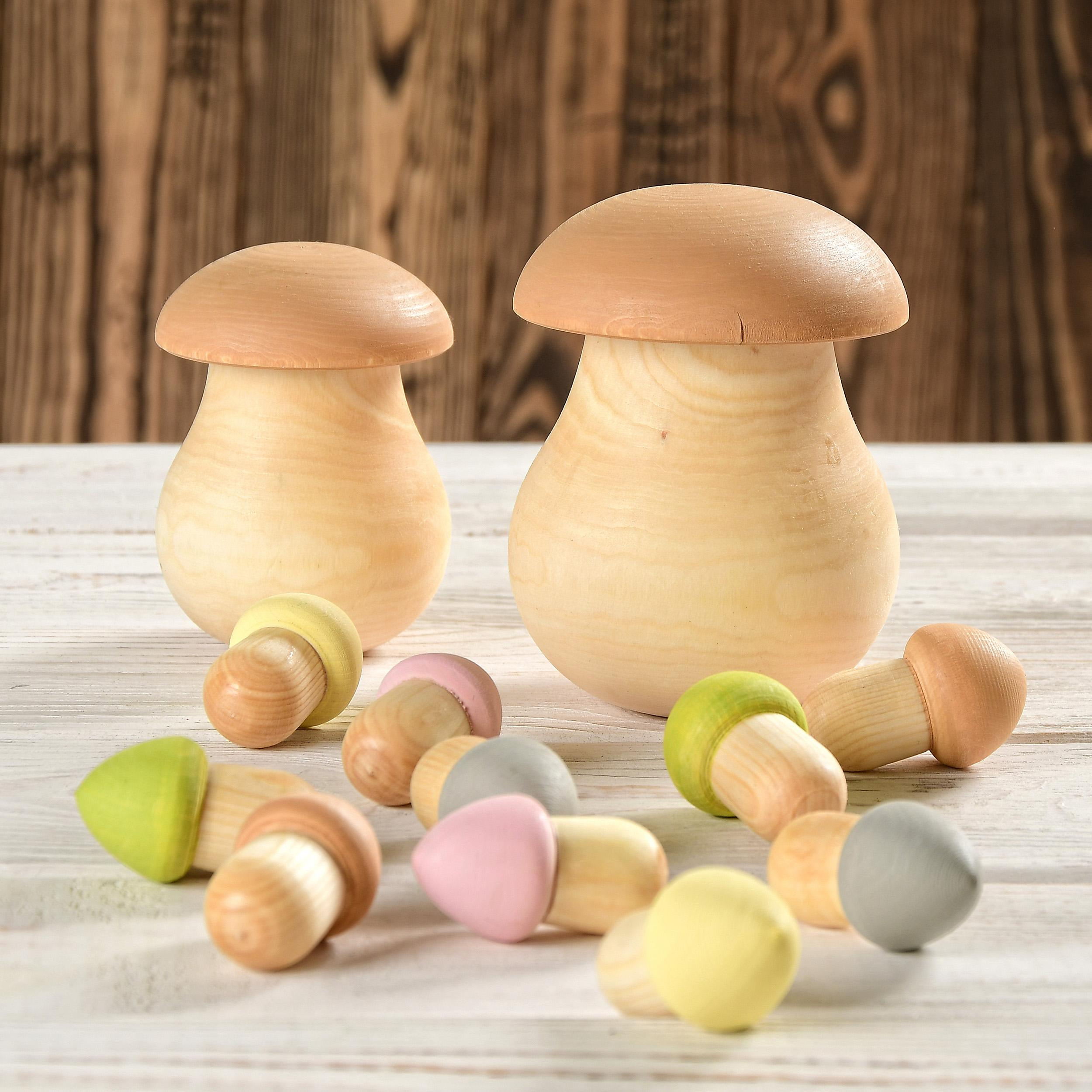 Грибочки из дерева в пастельных тонах на дощатом фоне.