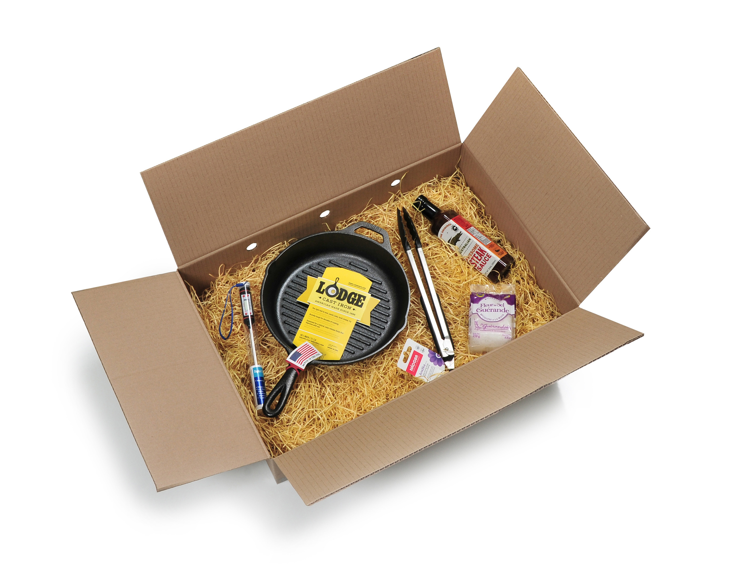 картонная коробка отрытая со сковородой на белом фоне с тенью