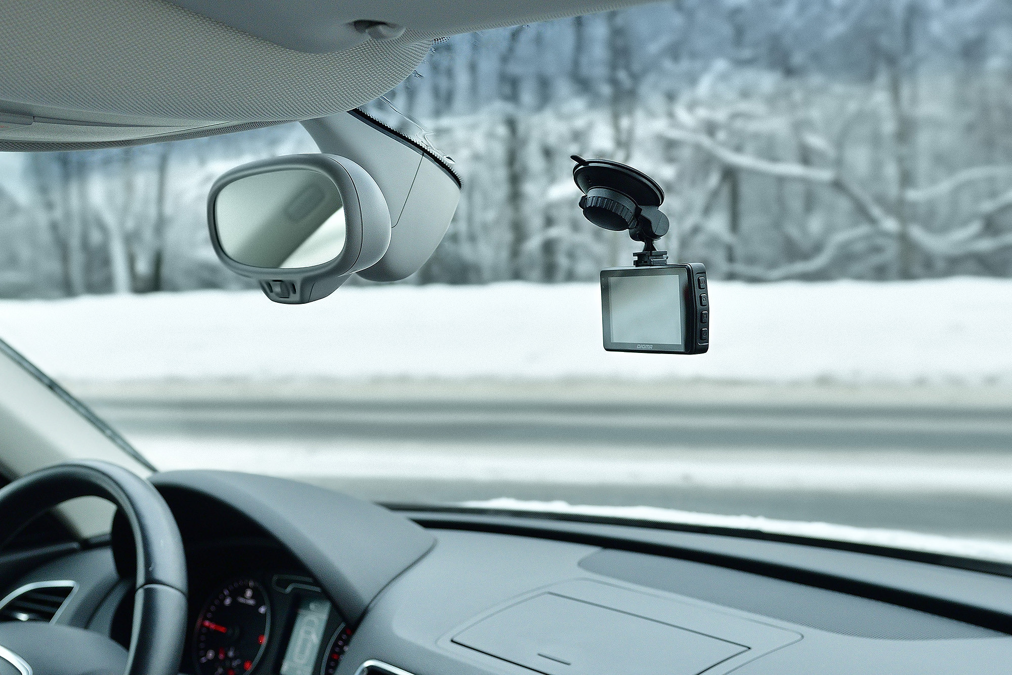 Видеорегистратор Digma на лобовом стекле автомобиля.