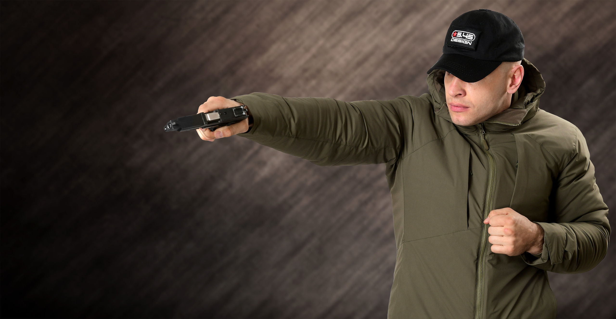 модель в военной экипировке