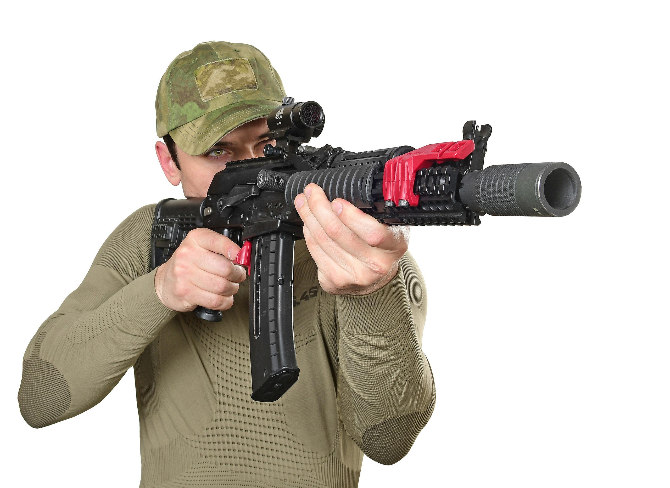 Солдат целится в противника