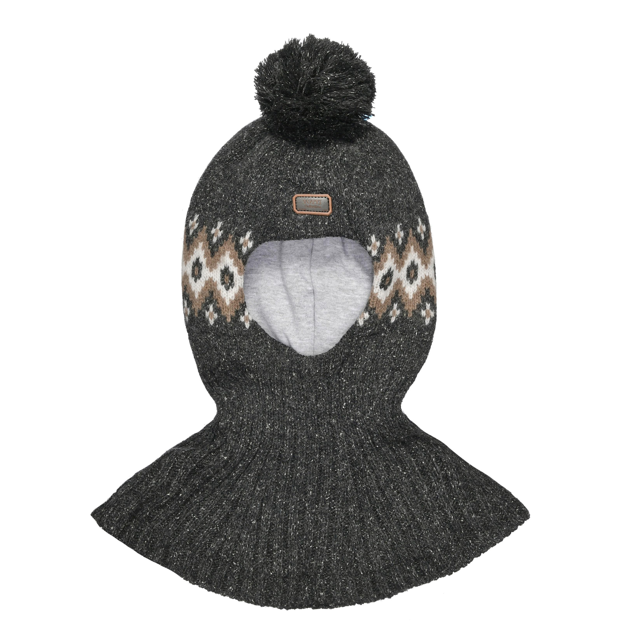 Шапка шлем с помпоном детская на белом фоне.