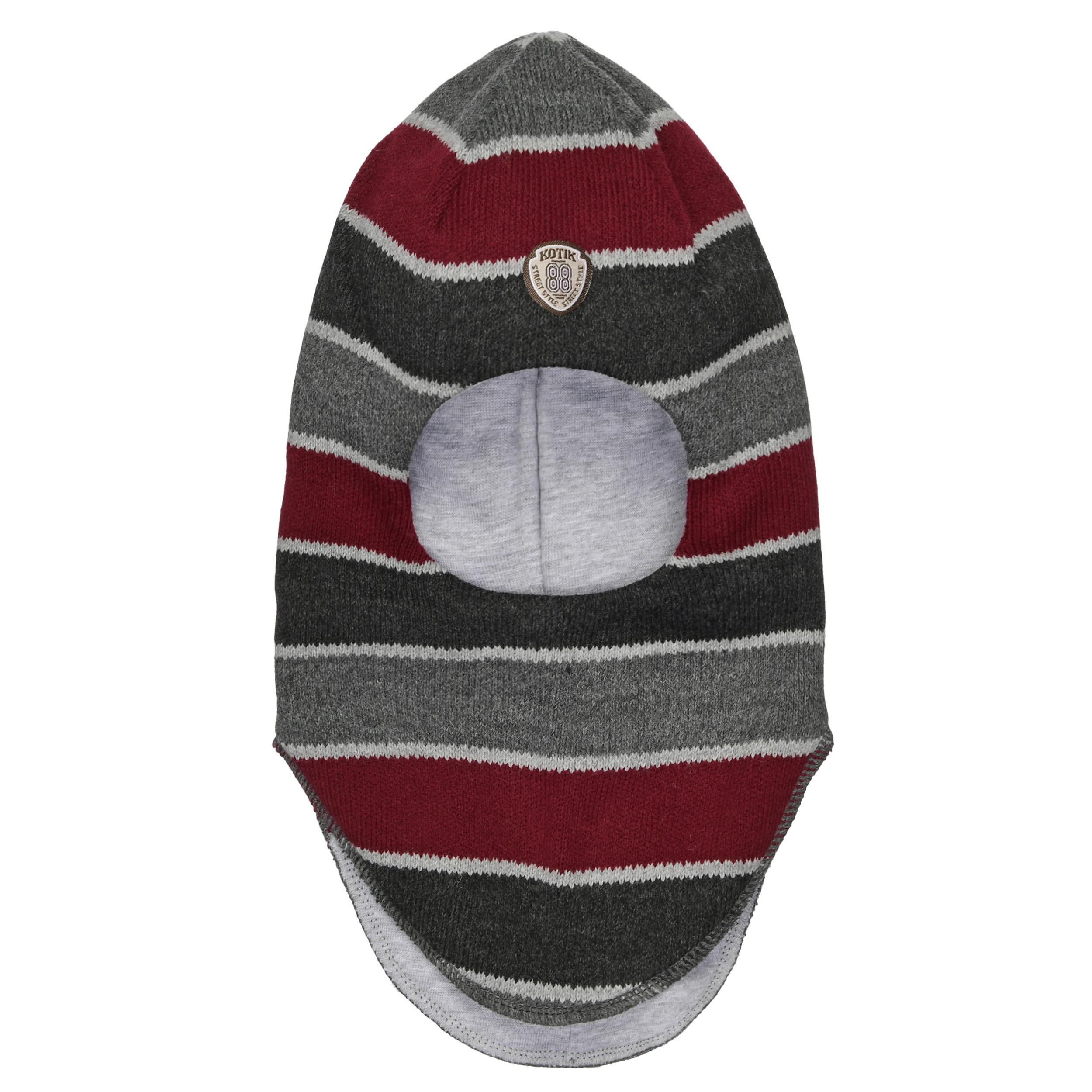 Детские шапки в раскладку на белом фоне.