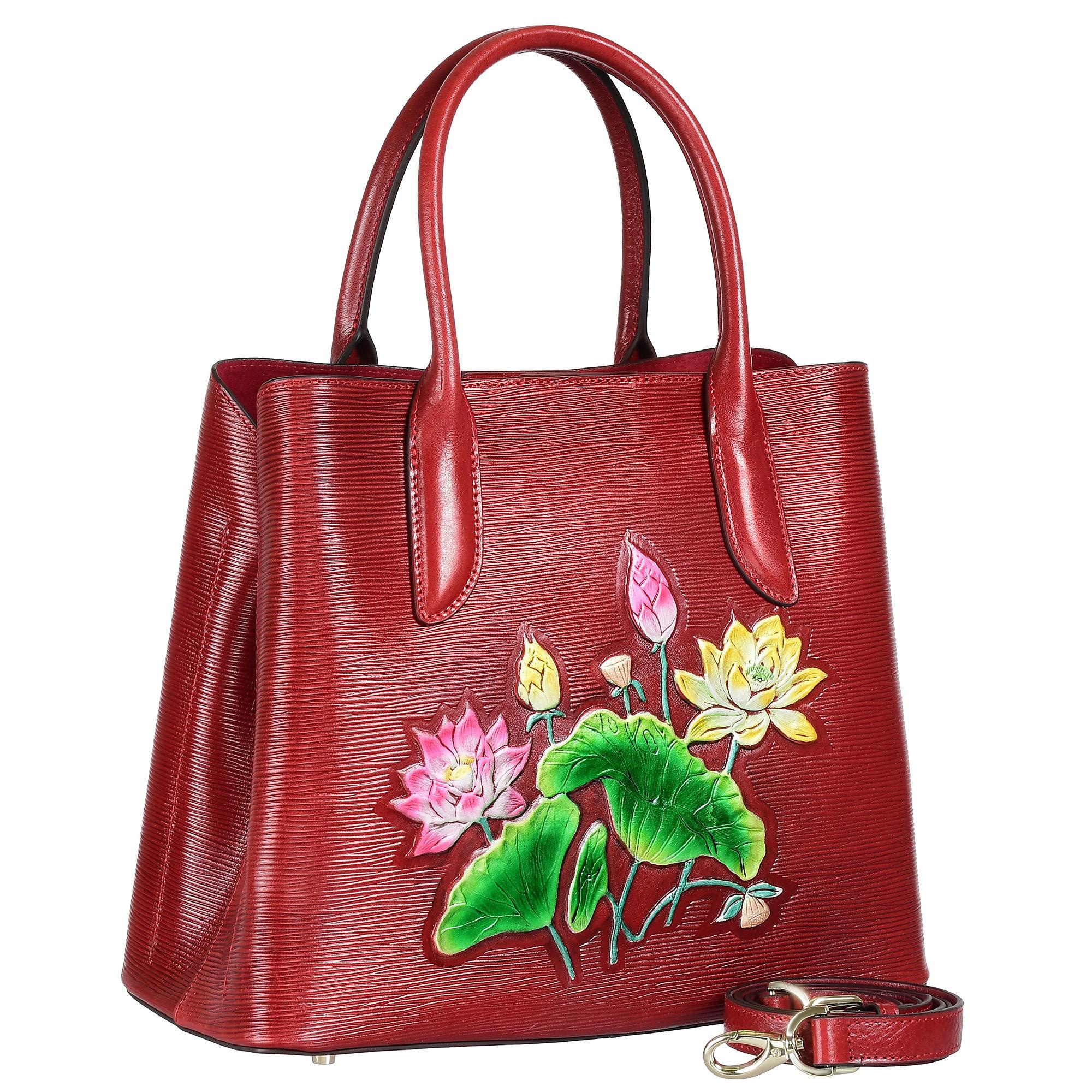 Сумка красного цвета на белом фоне.