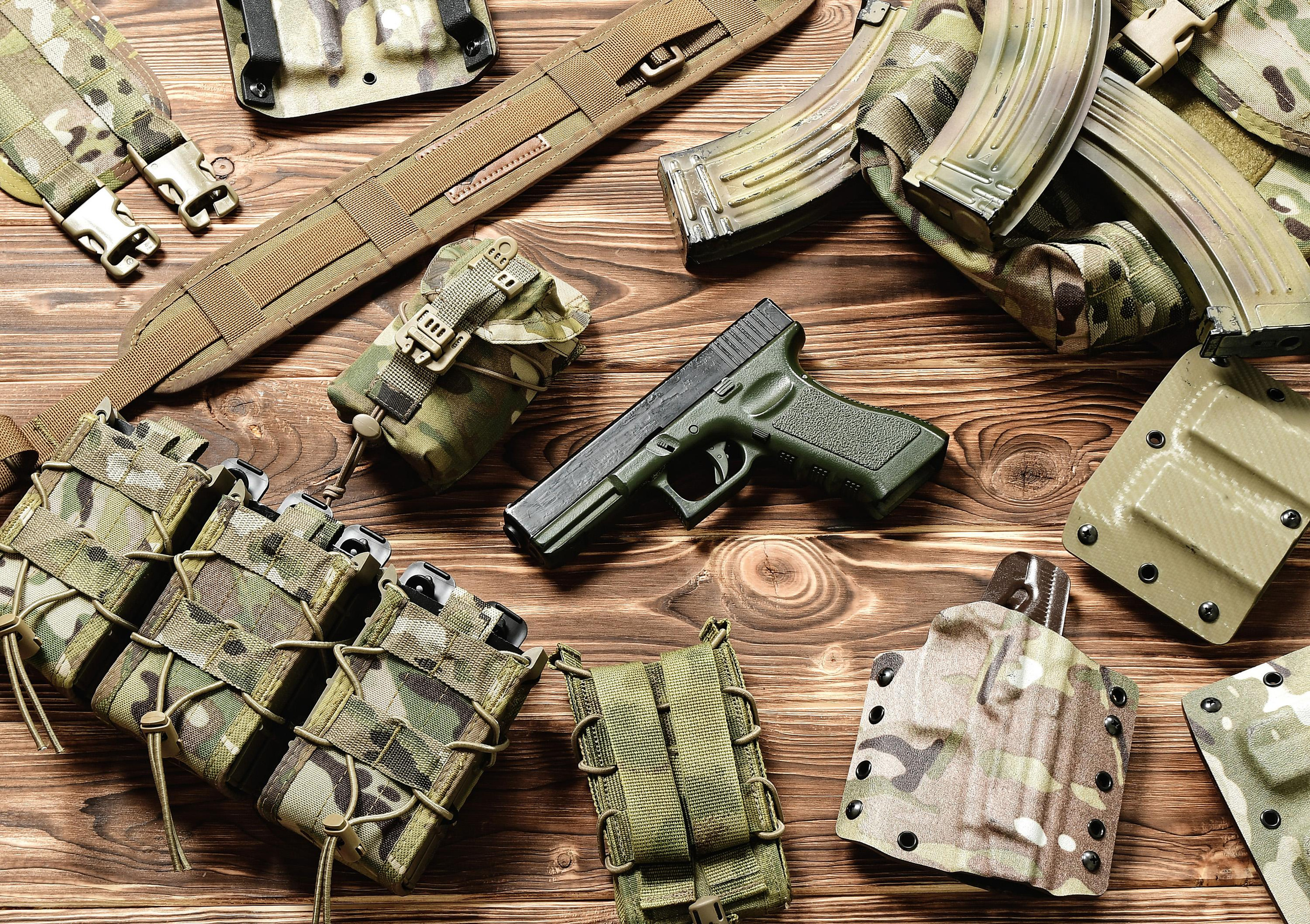 пистолет и военная экипировка