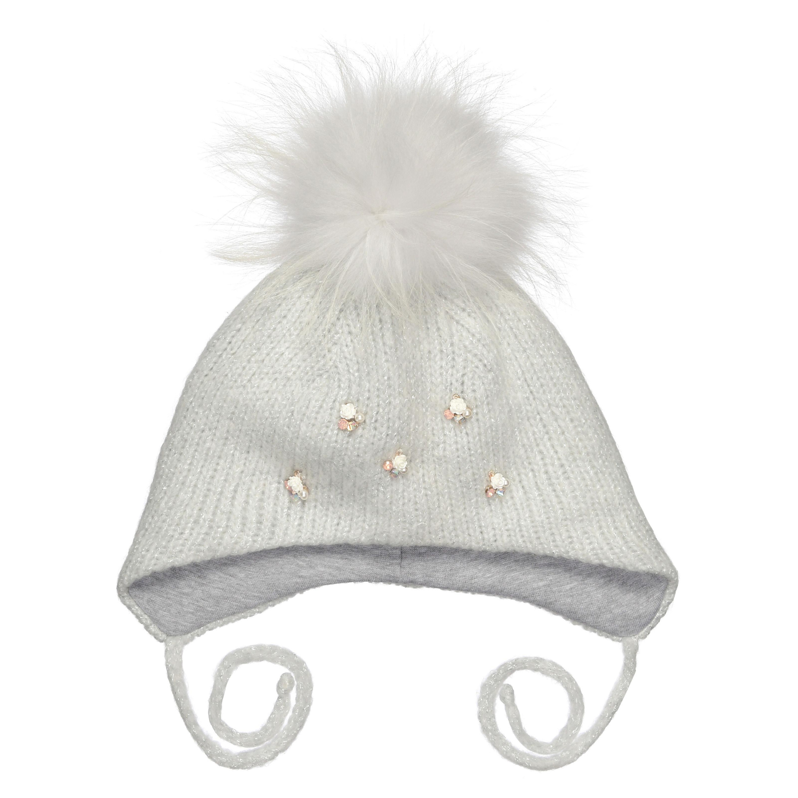 Шапка для детей с помпоном на белом фоне.