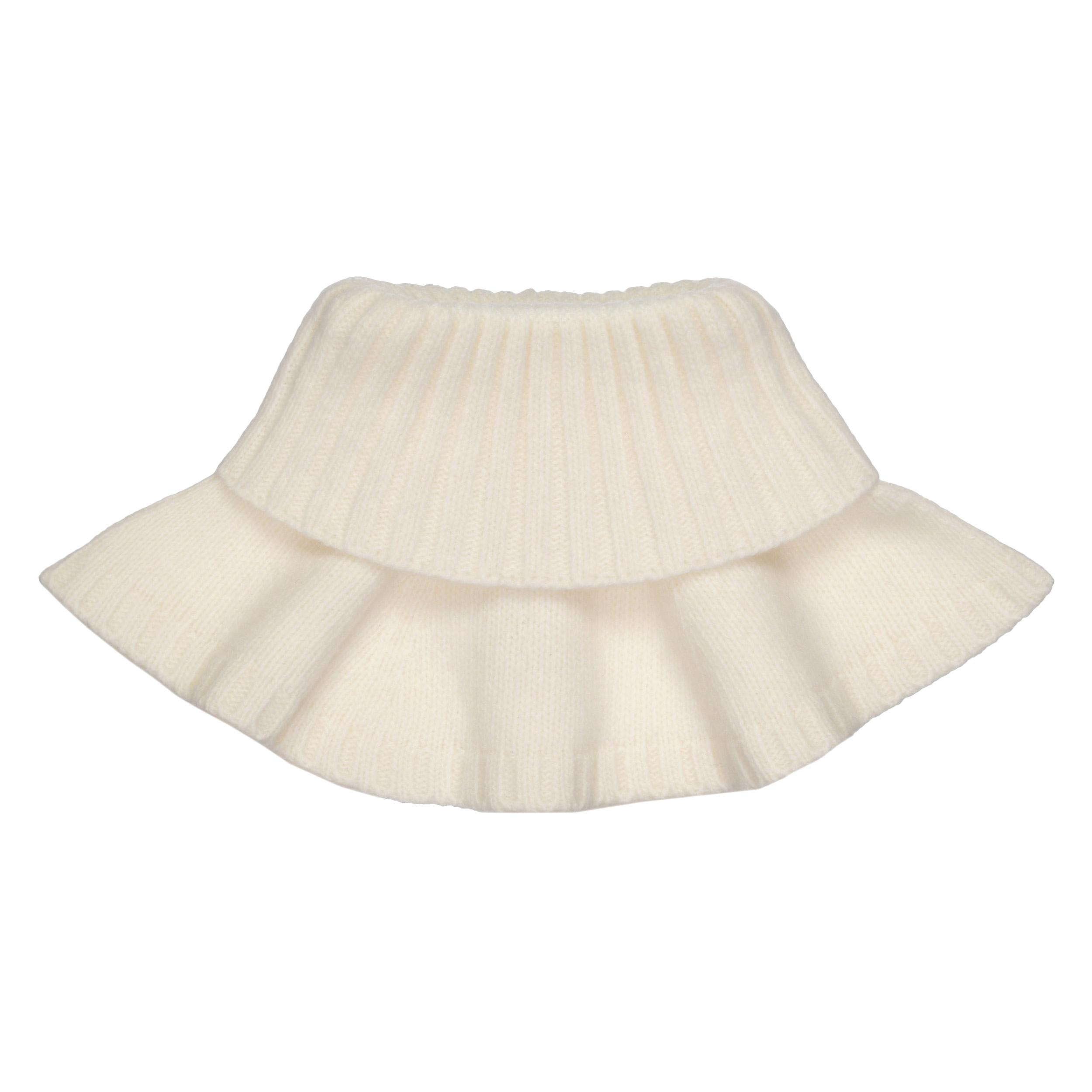 Белый шарф манишка на белом фоне.