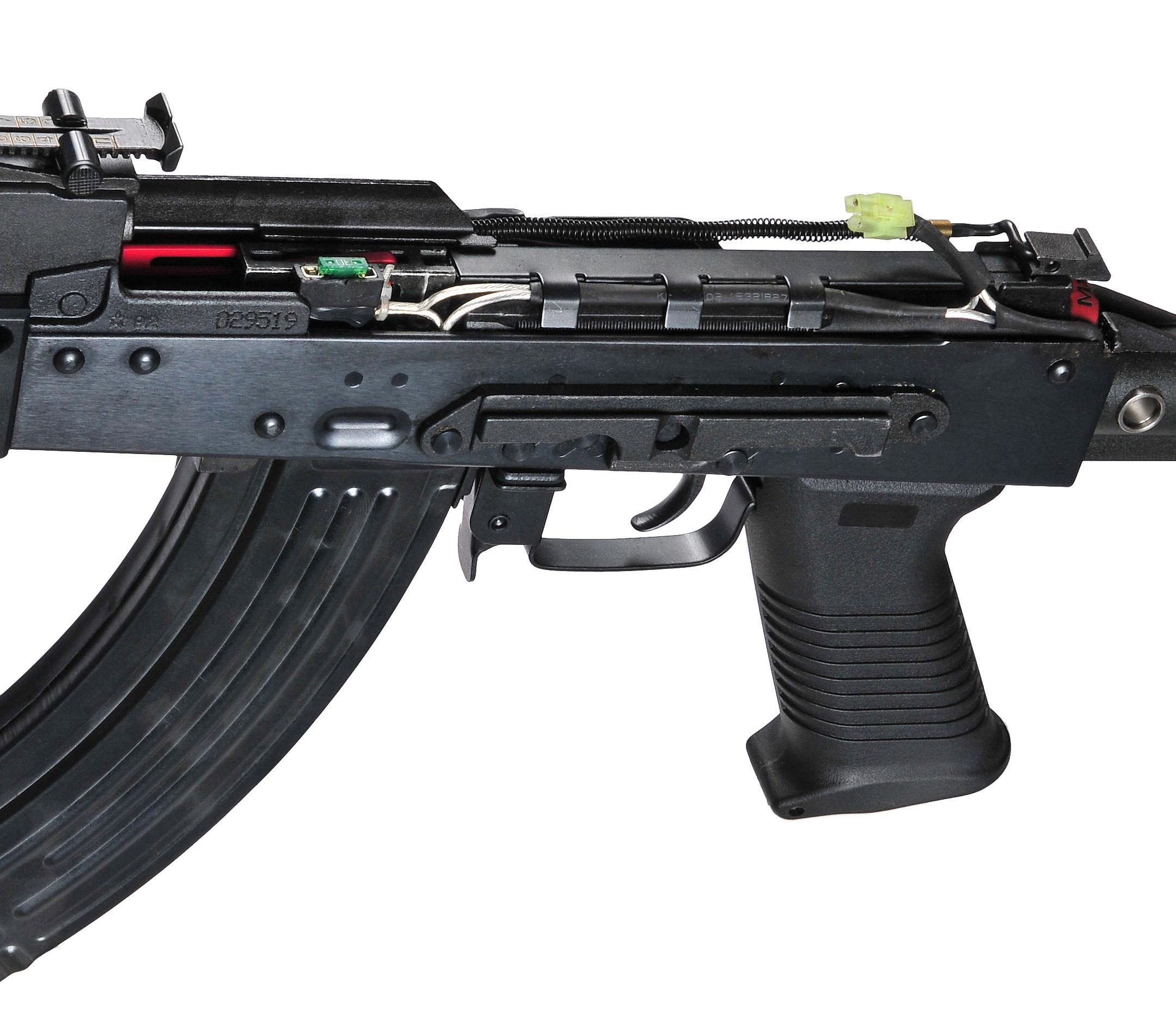 Оружие для страйкобола со снятой крышкой