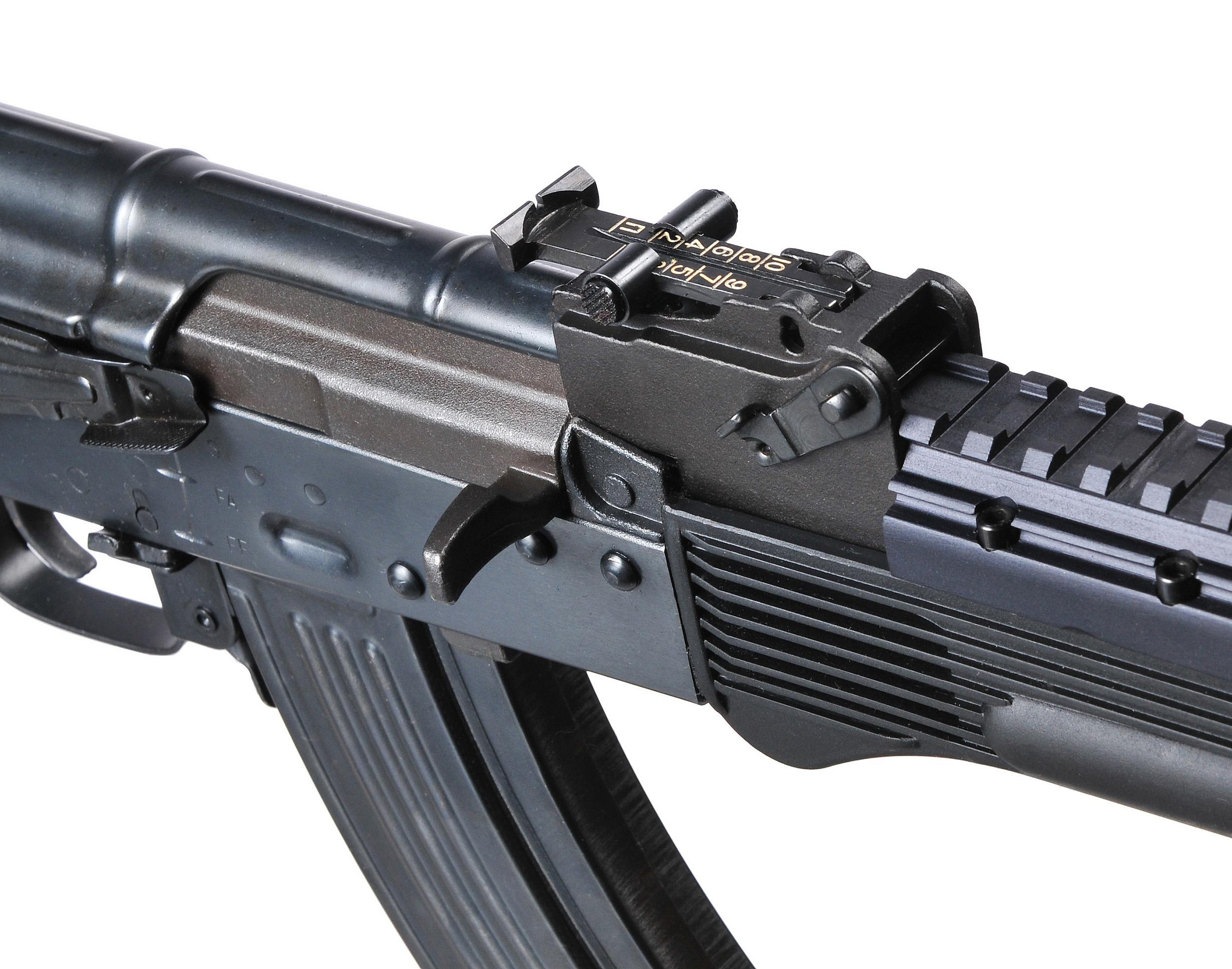 фрагмент автомата на белом фоне