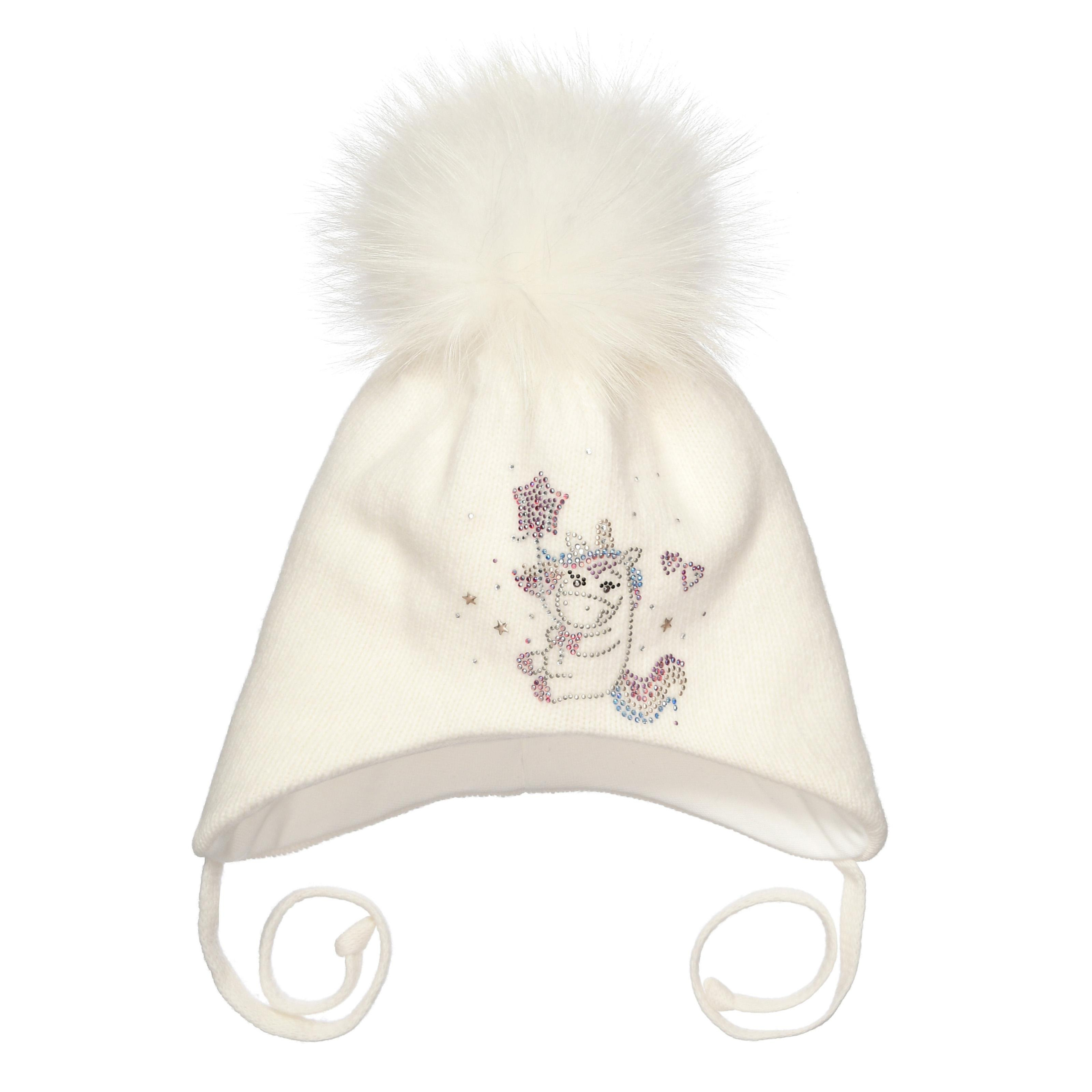 Шапка детская с помпоном на белом фоне.