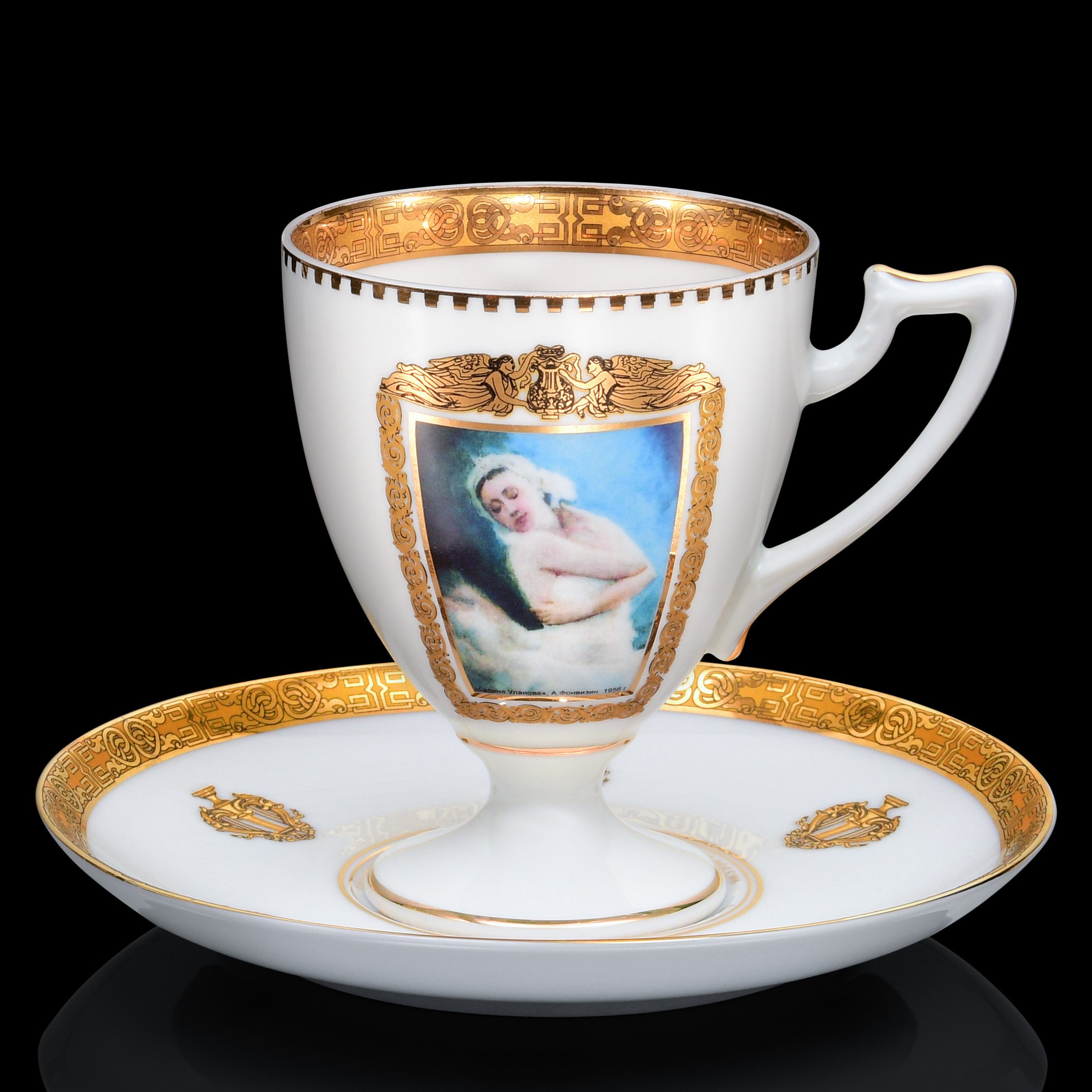 Чашка с блюдцем на черном фоне