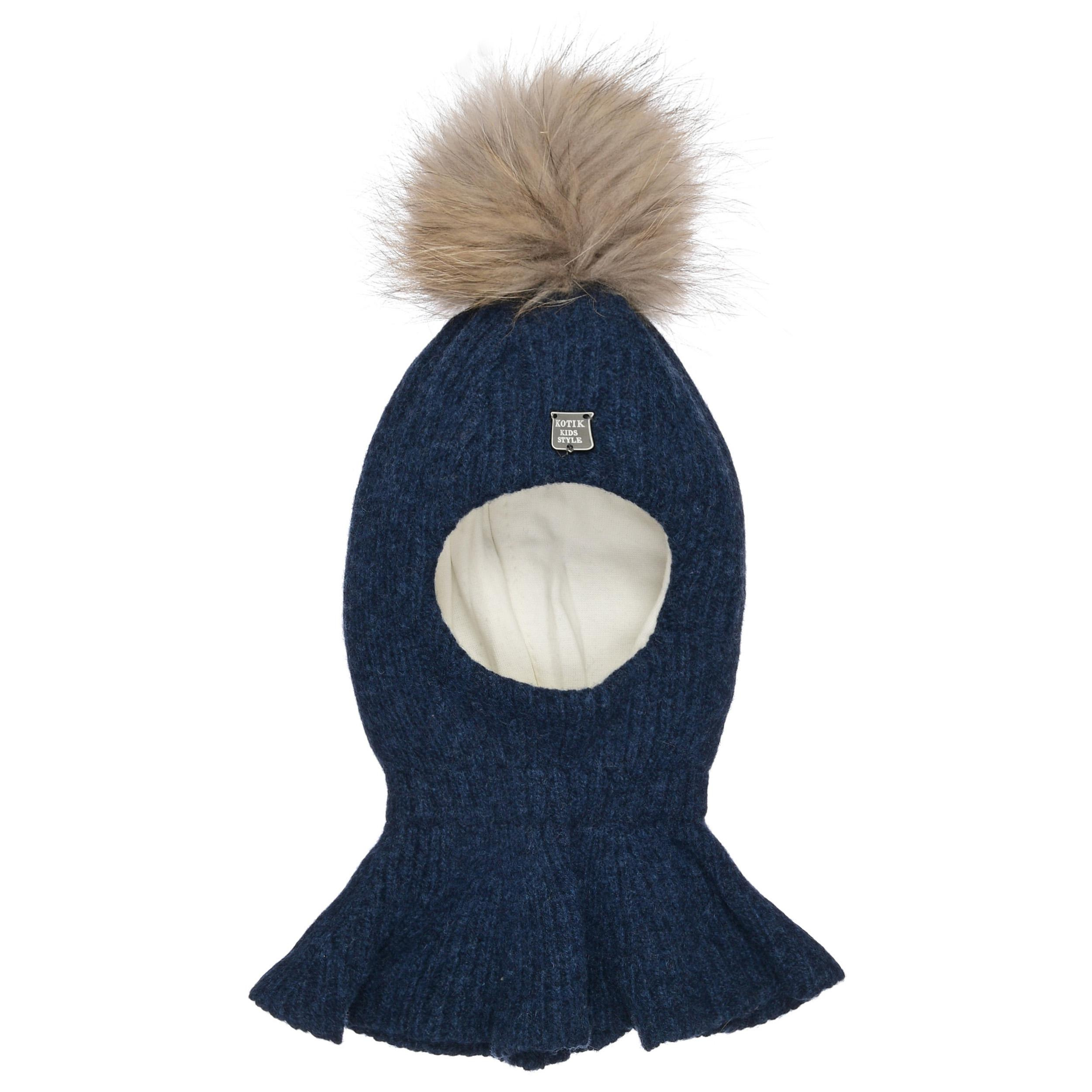 Синяя шапка шлем на белом фоне.