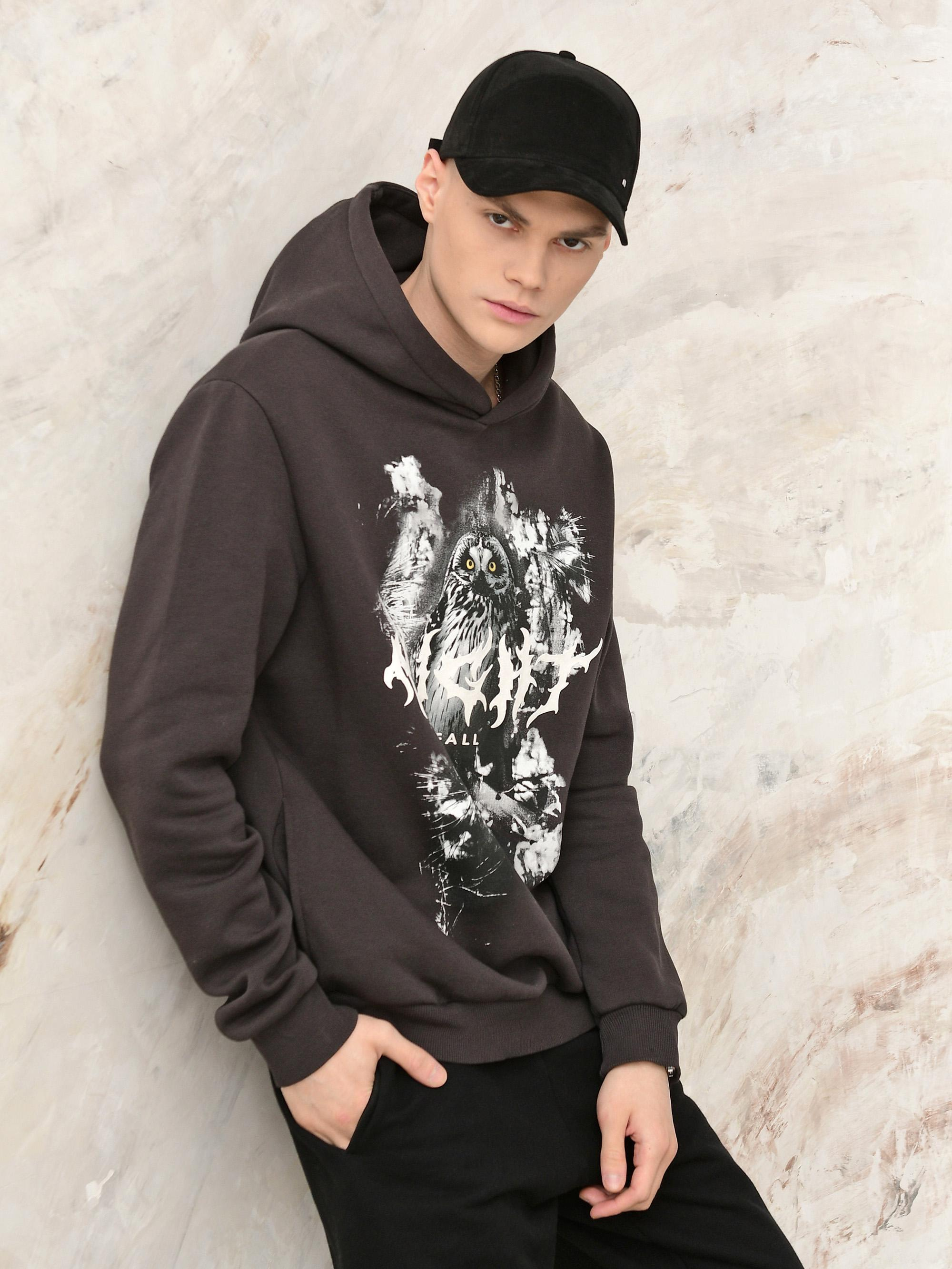 Мужская бейсболка на фотомодели в интерьерной студии.