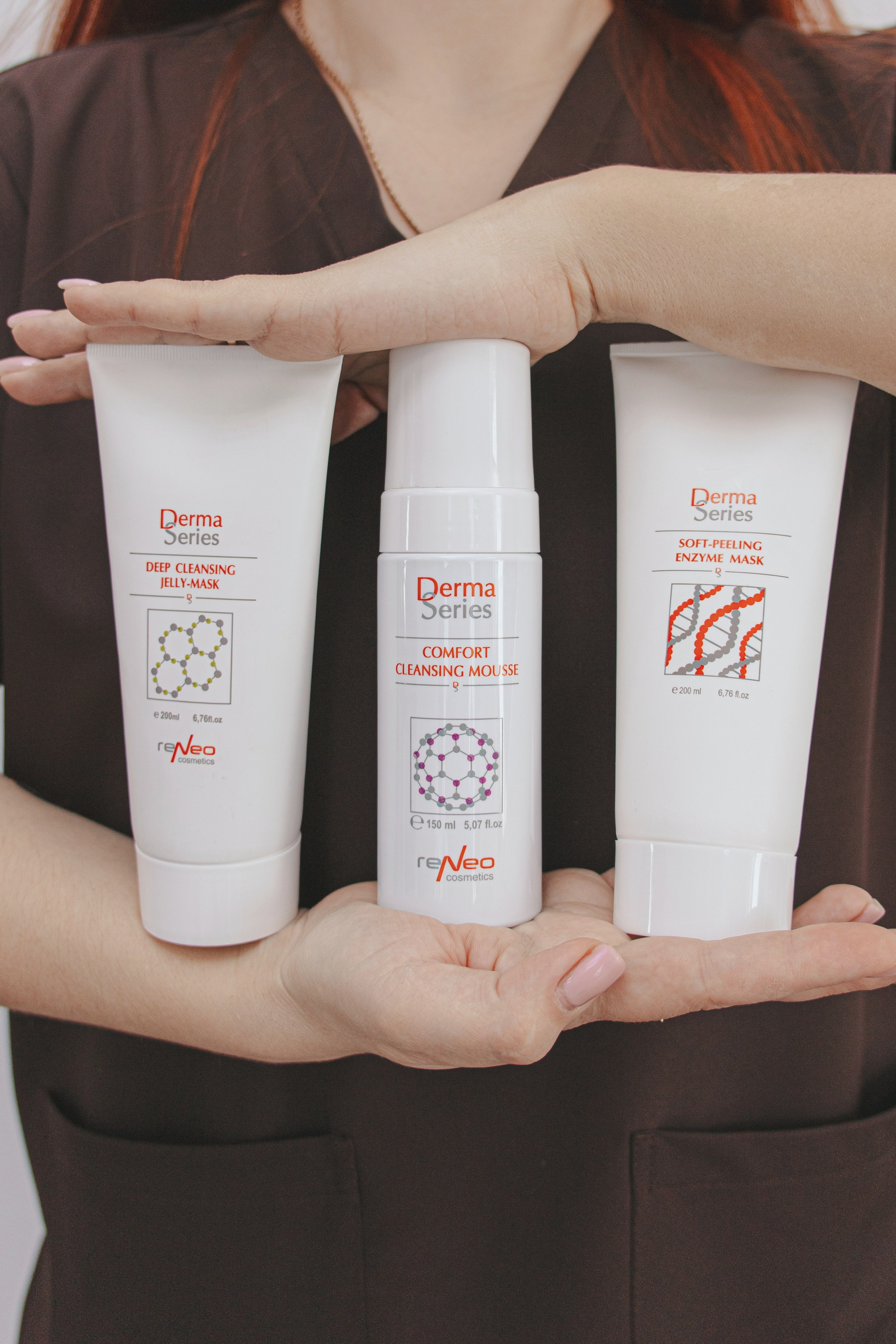 Препараты для биоревитализации и контурной пластики известных брендов на рабочей поверхности косметолога