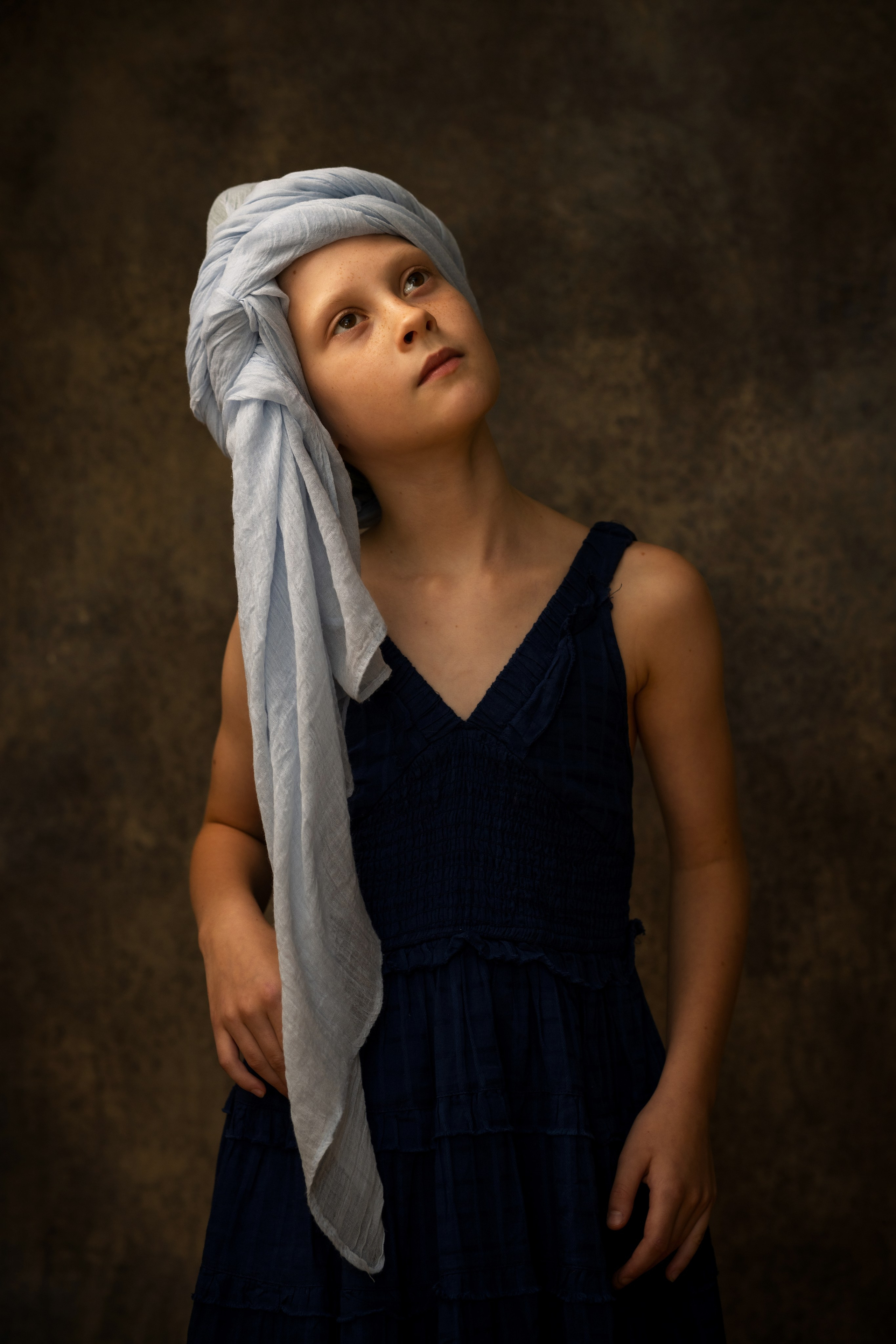 Детский портрет в студии в Граце: девочка в платке. Портретная и индивидуальная фотосъёмка в Граце и Тюмени