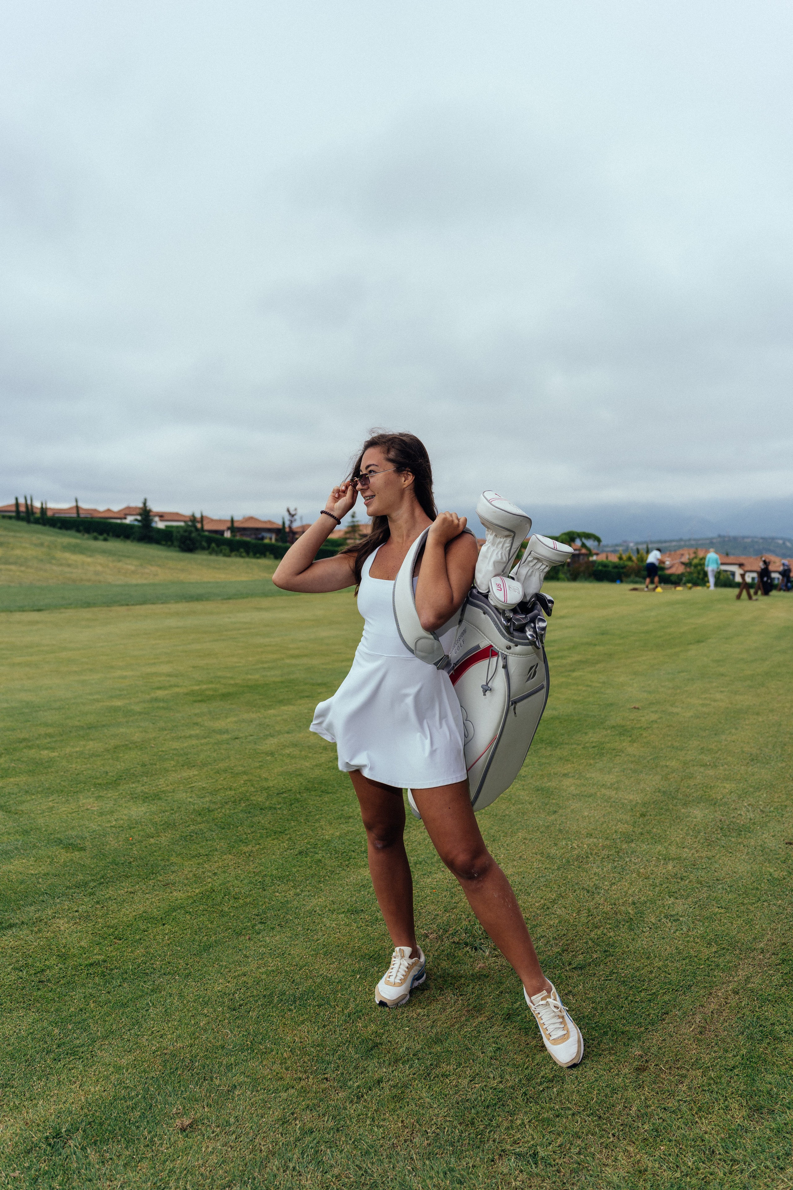 Стильные фотографии на фоне поля для гольфа с клюшкой и мячами для гольфа в гольф-клубе  «Геленджик Гольф Резорт» в Геленджике и Кабардинке