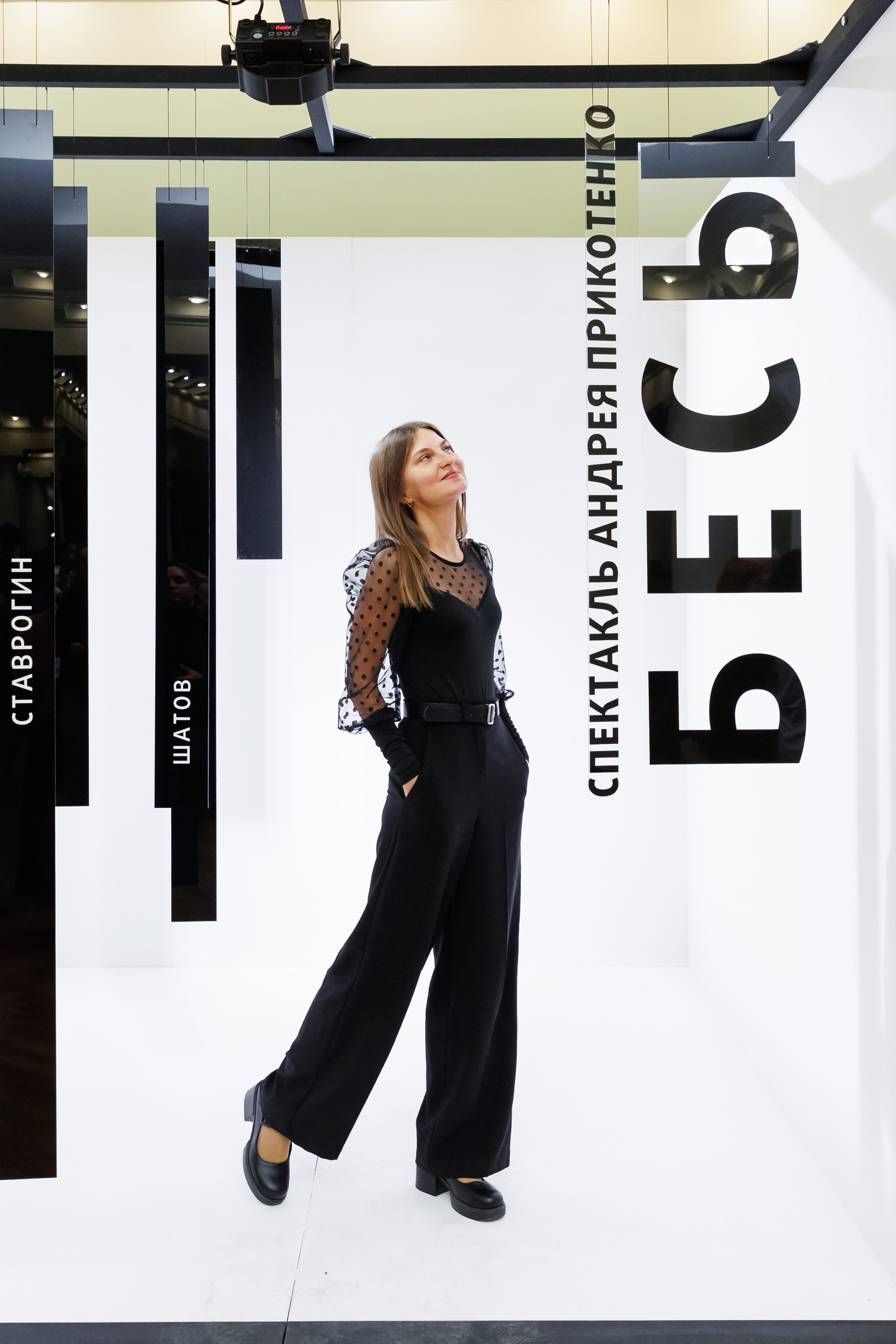 Красный факел — фотозона перед премьерой спектакля. Фотограф Новосибирск — Наталья Гресь