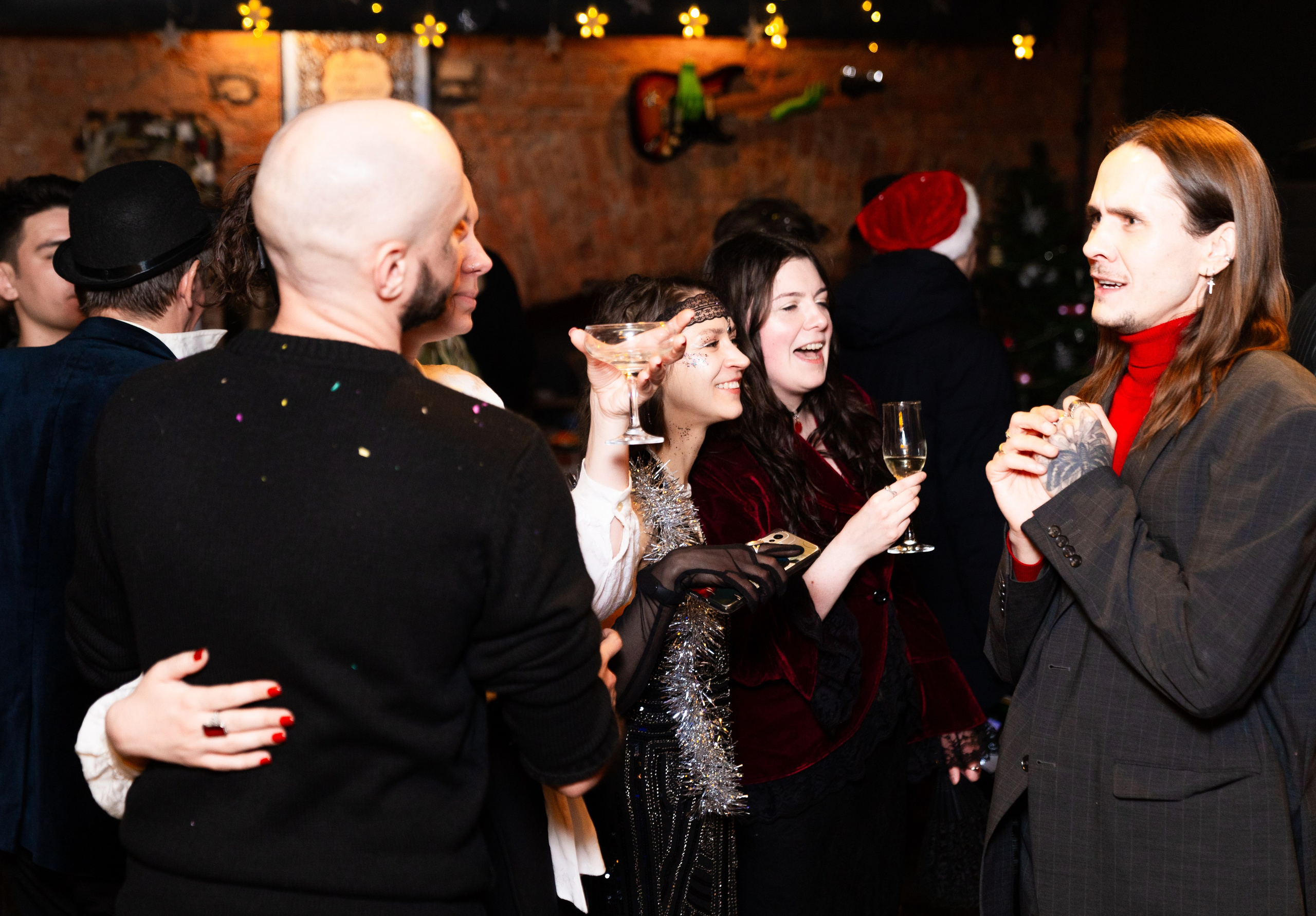 Новый год 2026. Новогодняя ночь 2026 в баре Дебошир (Debaser). Репортажный, street и urban фотограф в Санкт-Петербурге Мальцев Евгений