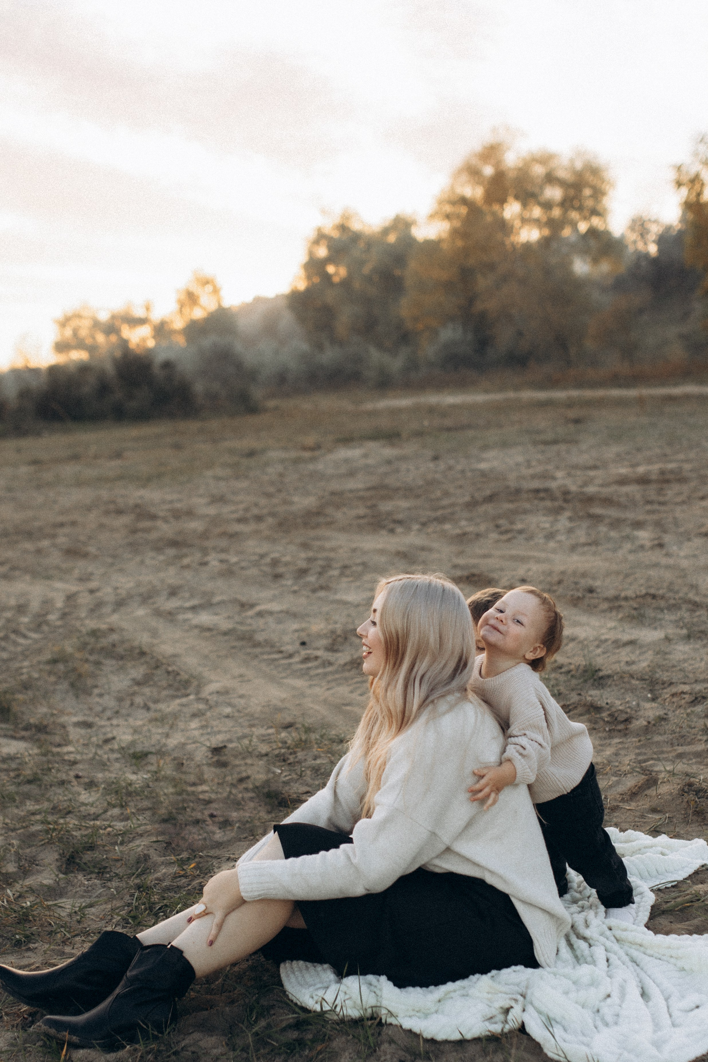 Альбина с сыновьями, сентябрь. Семейный фотограф lifestyle в Новосибирске Елена Шпилевая