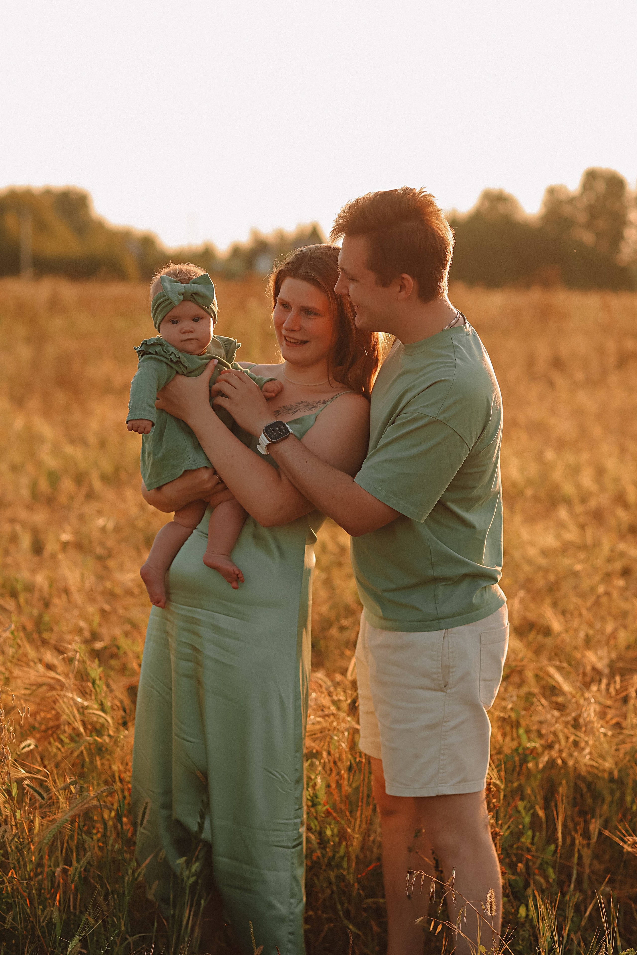 Закатное поле семейная. Семейный фотограф Тюмень, фотограф на роды Салмина Мария