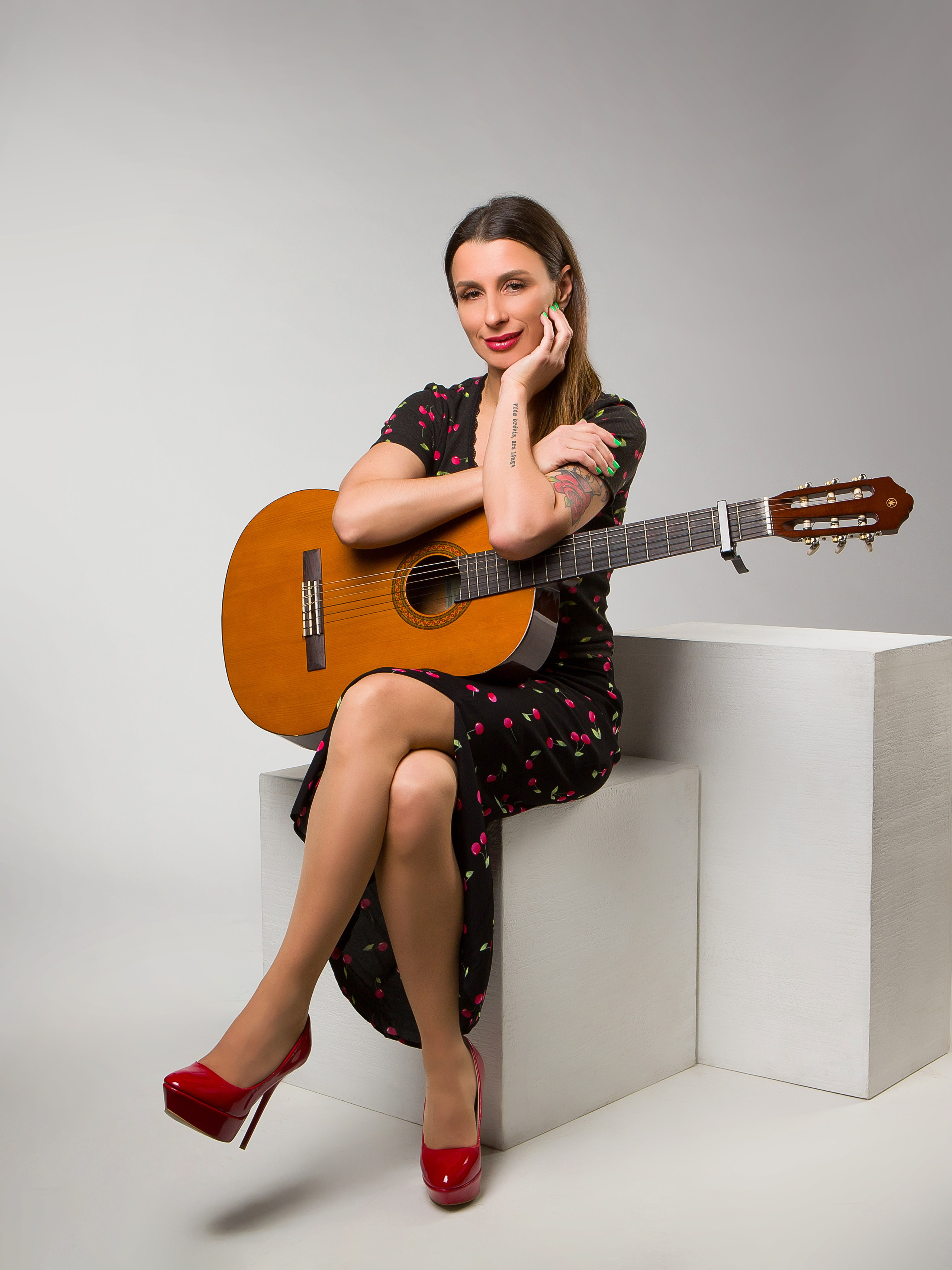 Девушка с гитарой. Фотограф Мария Кольцова