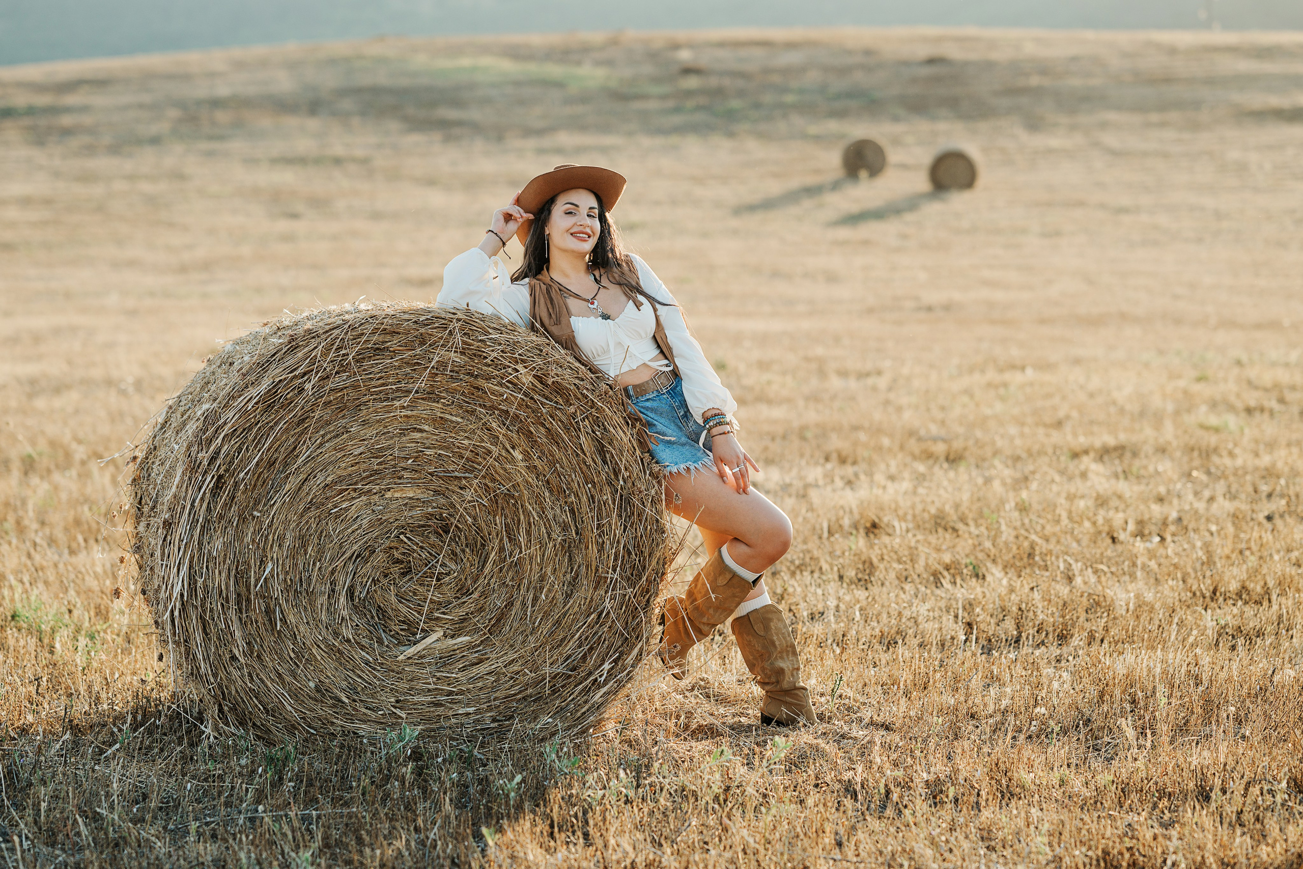 Фотосессия в стиле кантри на закате в стогах сена. Идеи для фотосессии в Крыму. Фотограф в Симферополе и по Крыму Ольга Топоривская. Лучшие места для фотосессий в Крыму.