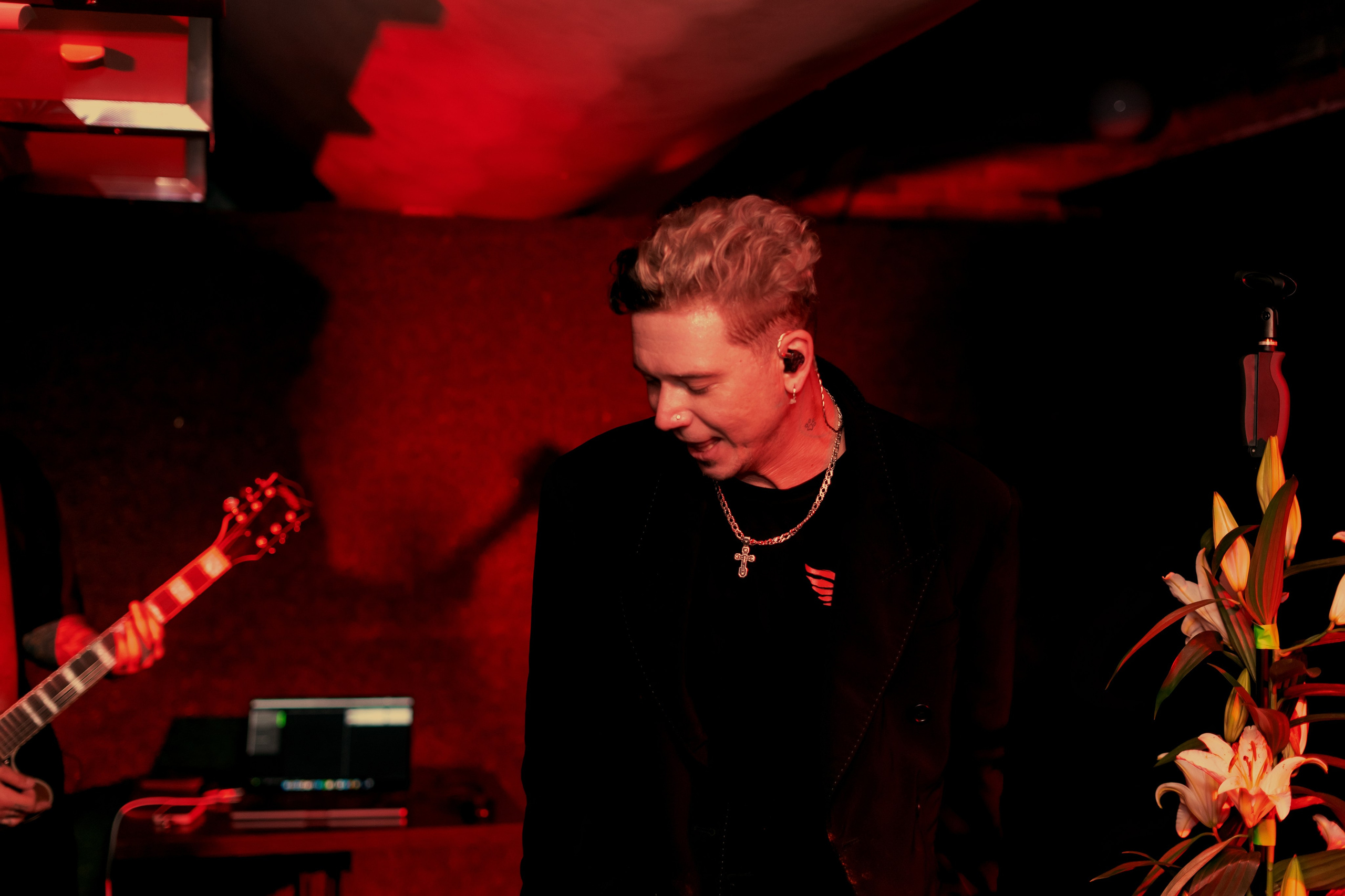 Playingtheangel. Уфа. Маленький зал, красный свет, мощный звук. Фотограф Гильмутдинов Руслан