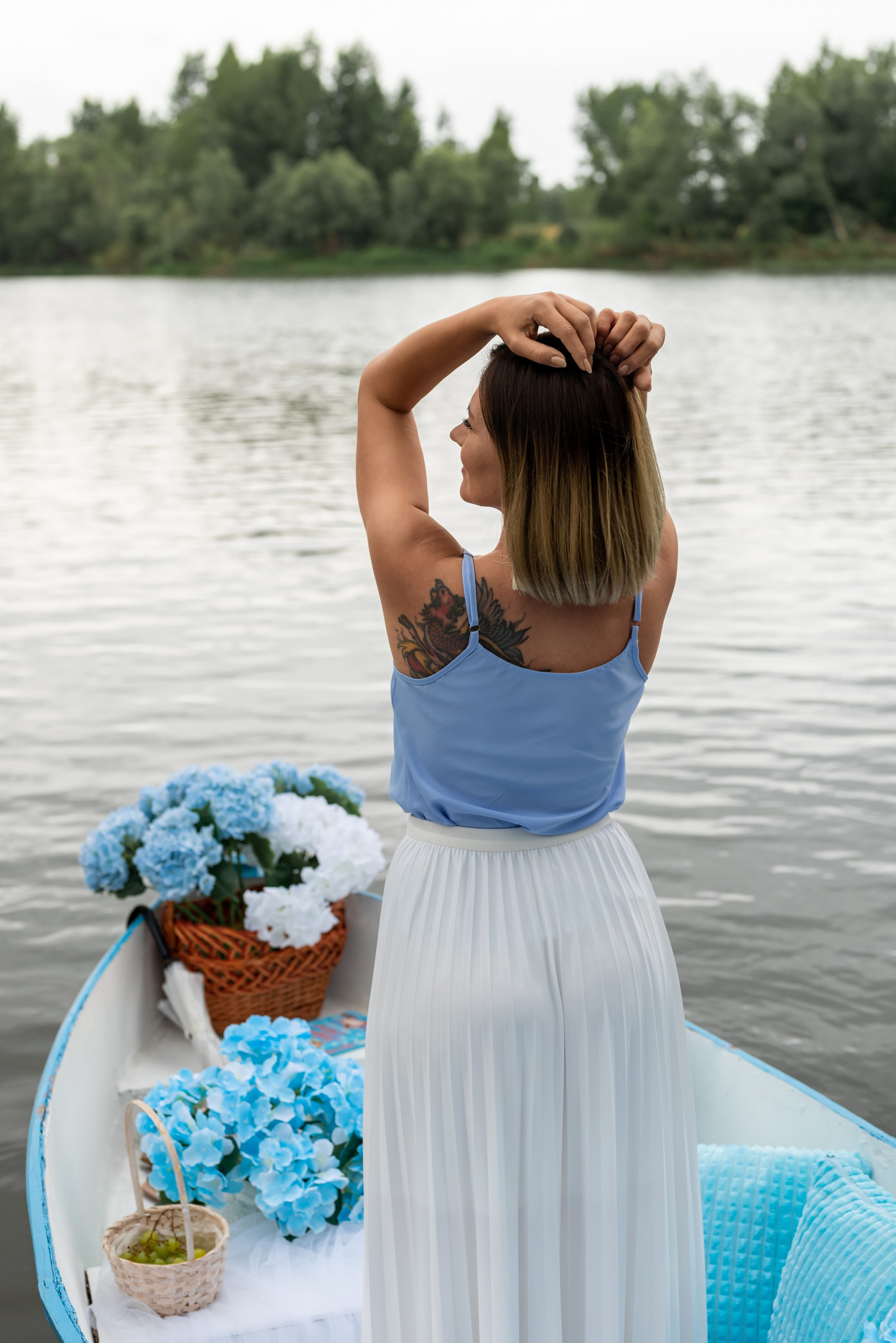 Фотопроект на лодке с голубыми гортензиями. Фотограф в городе Салават